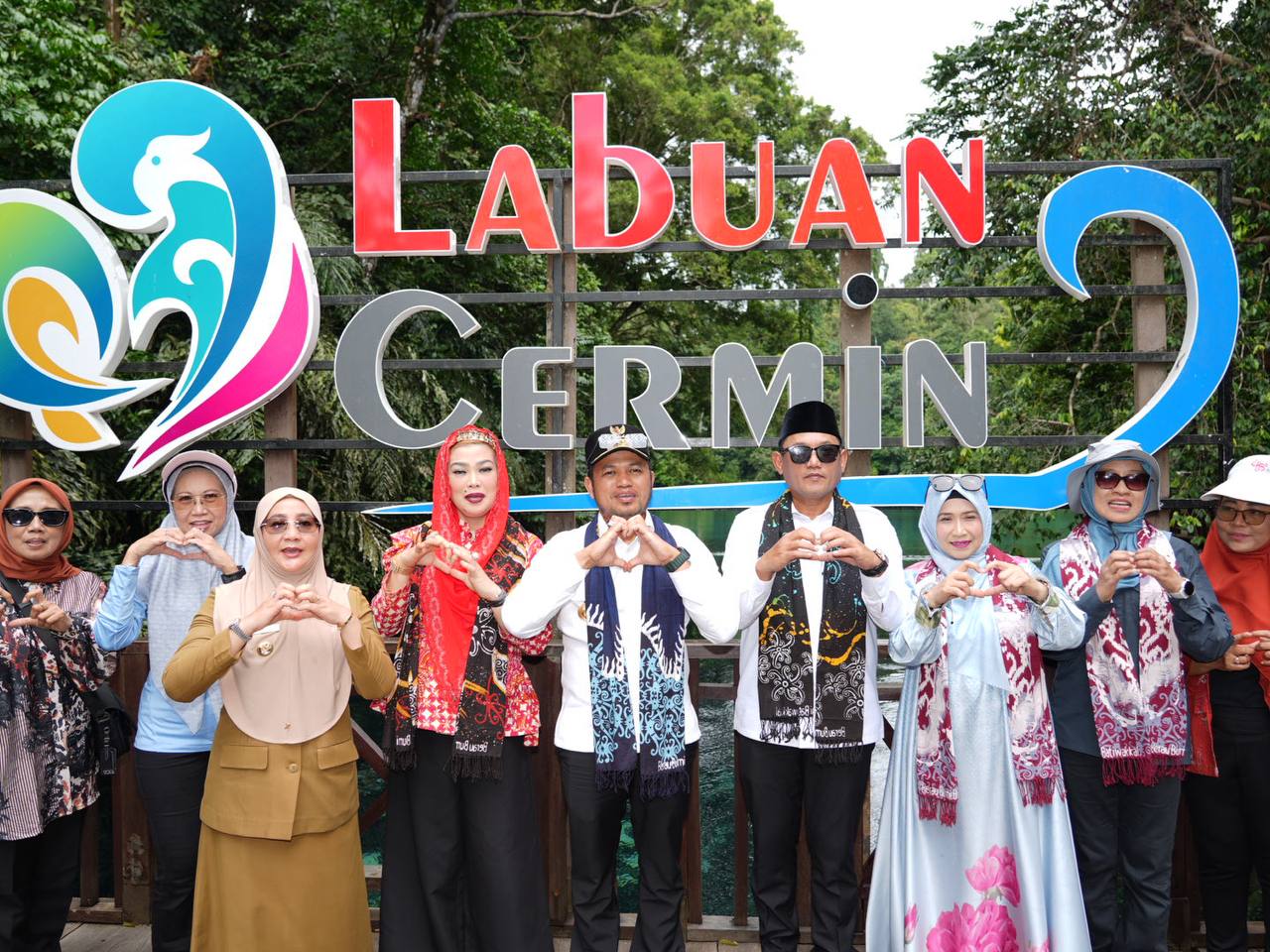 DESTINASI: Gubernur Rudy Mas&rsquo;ud bersama Anggota DPR RI Hj Sarifah Suraidah Harum, Wakil Gubernur Seno Aji, Sekda Sri Wahyuni, dan Bupati Berau Sri Juniarsih Mas di Labuan Cermin, Berau.