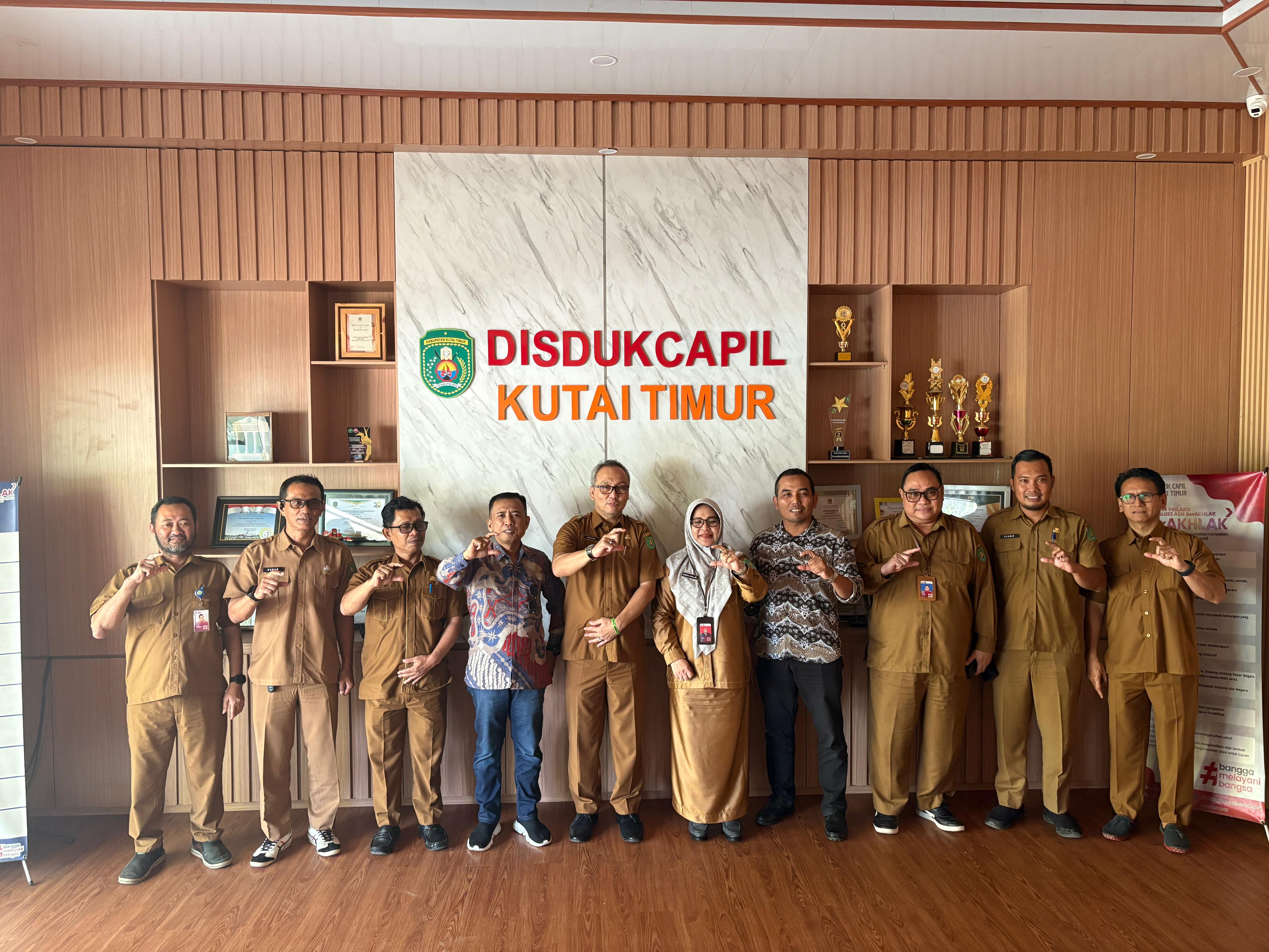 Pelaksanaan monev yang dilaksanakan Pemkab Kutim dan dihadiri KI Kaltim. Dihadiri Imran Duse dan Muhammad Khaidir.