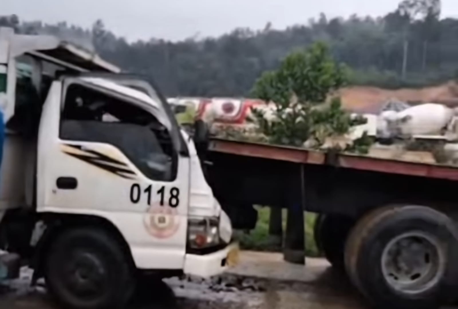 Kondisi truk ringsek setelah menabrak bagian belakang truk trailer yang diduga tengah parkir.