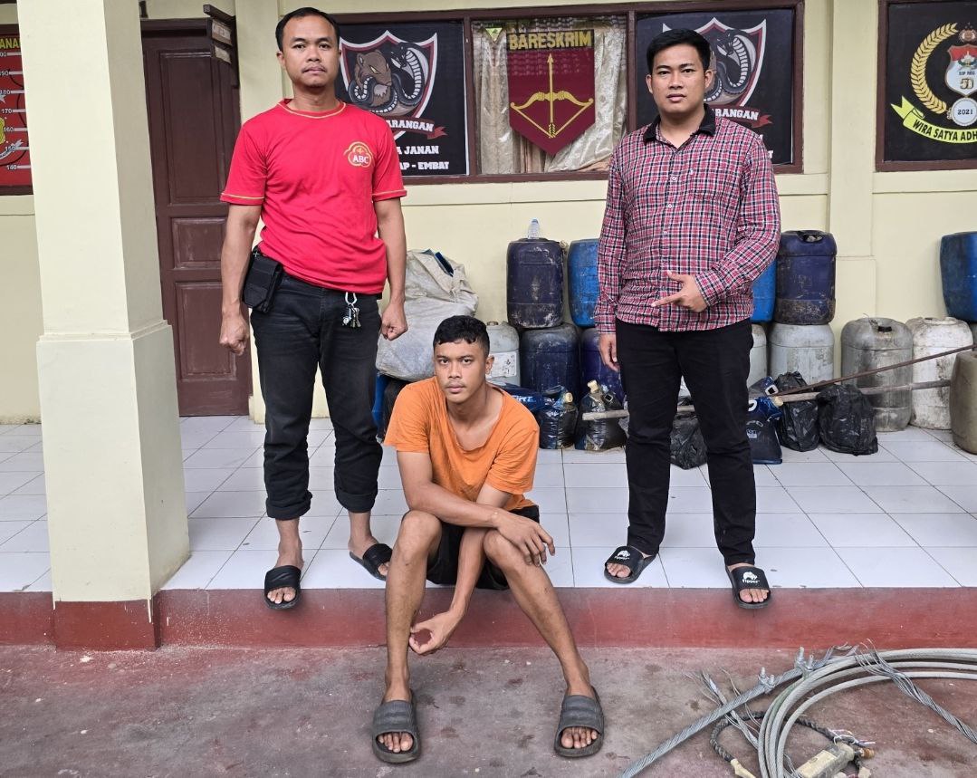 MENDEKAM: Pelaku (baju oranye) penyebaran foto dan video syur akhirnya ditahan di Polsek Loa Janan setelah dilaporkan istrinya.