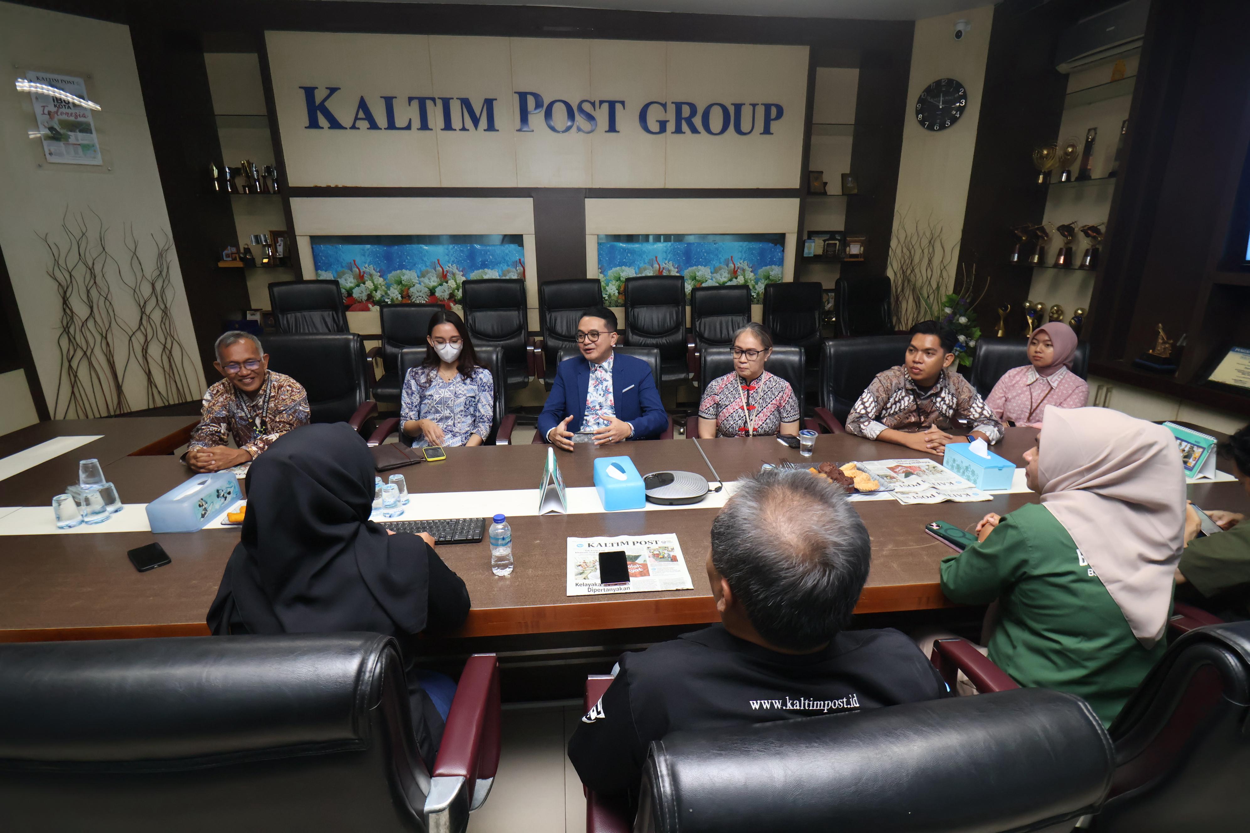 SILATURAHMI: Branch Manager BTN Kantor Cabang Balikpapan Bobby Chandra bersama jajarannya melakukan kunjungan ke Gedung Biru Kaltim Post, Selasa (15/7).
