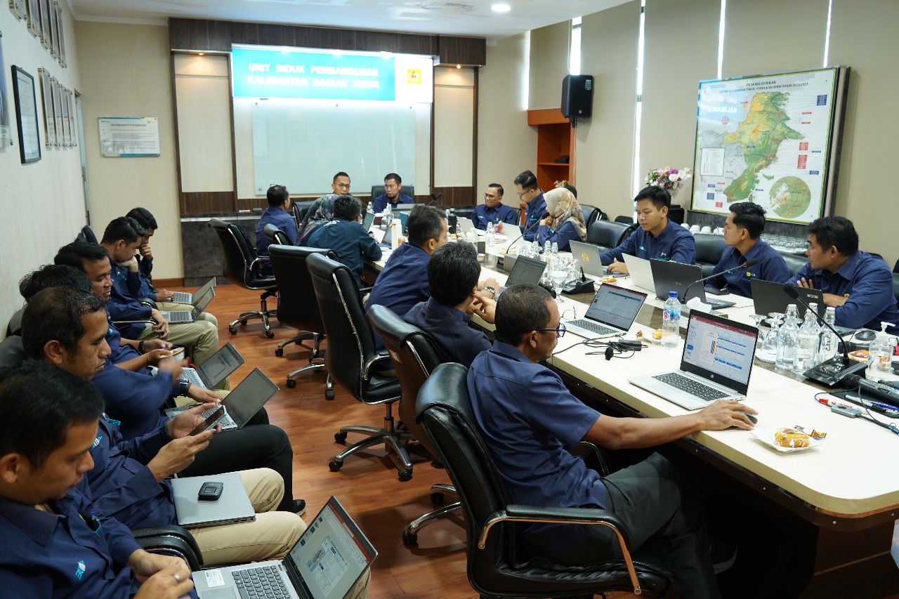 VP MKS Agil Darmawan bersama jajaran PLN UIP KLT saat rapat MPAD di Balikpapan, bahas percepatan proyek interkoneksi Kaltim-Kaltara.