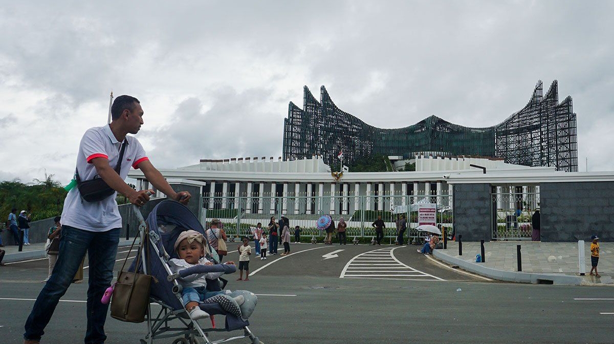 Pengunjung berjalan di kawasan Kawasan Inti Pusat Pemerintahan (KIPP) IKN, area yang dipilih sebagai lokasi Kongres Diaspora Indonesia ke‑8. (Foto: Antara)