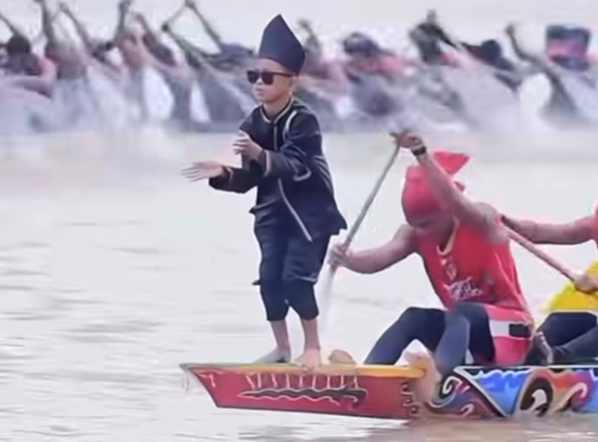 Rayyan Arkan Dhika menari di ujung perahu Pacu Jalur dengan busana adat Melayu Riau, memukau penonton di festival budaya Kuantan Singingi. (FOTO: IST)