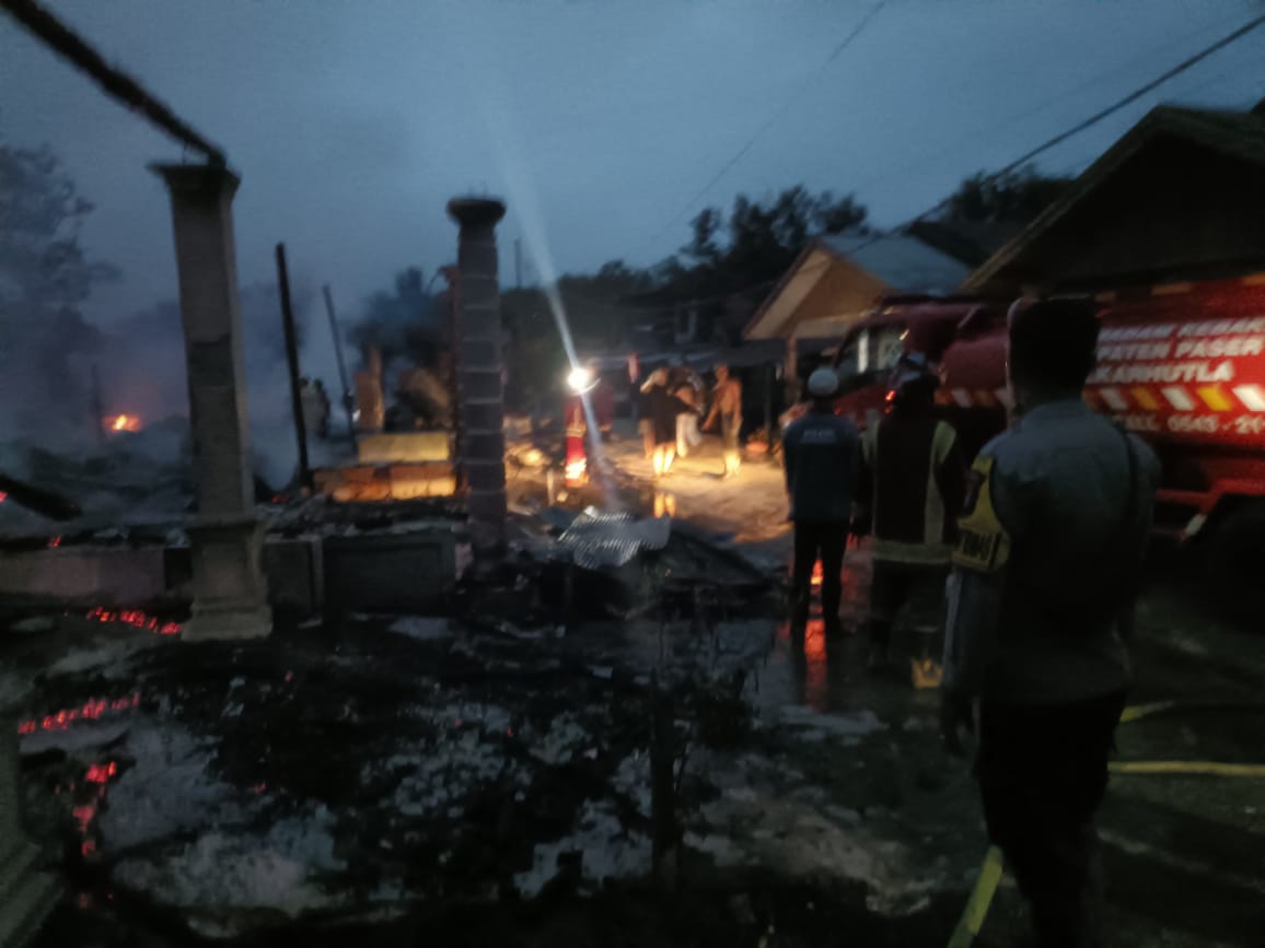 KEBAKARAN: Belasan rumah hangus terbakar di Kecamatan Muara Komam pada Selasa dini hari 15 Juli 2025.