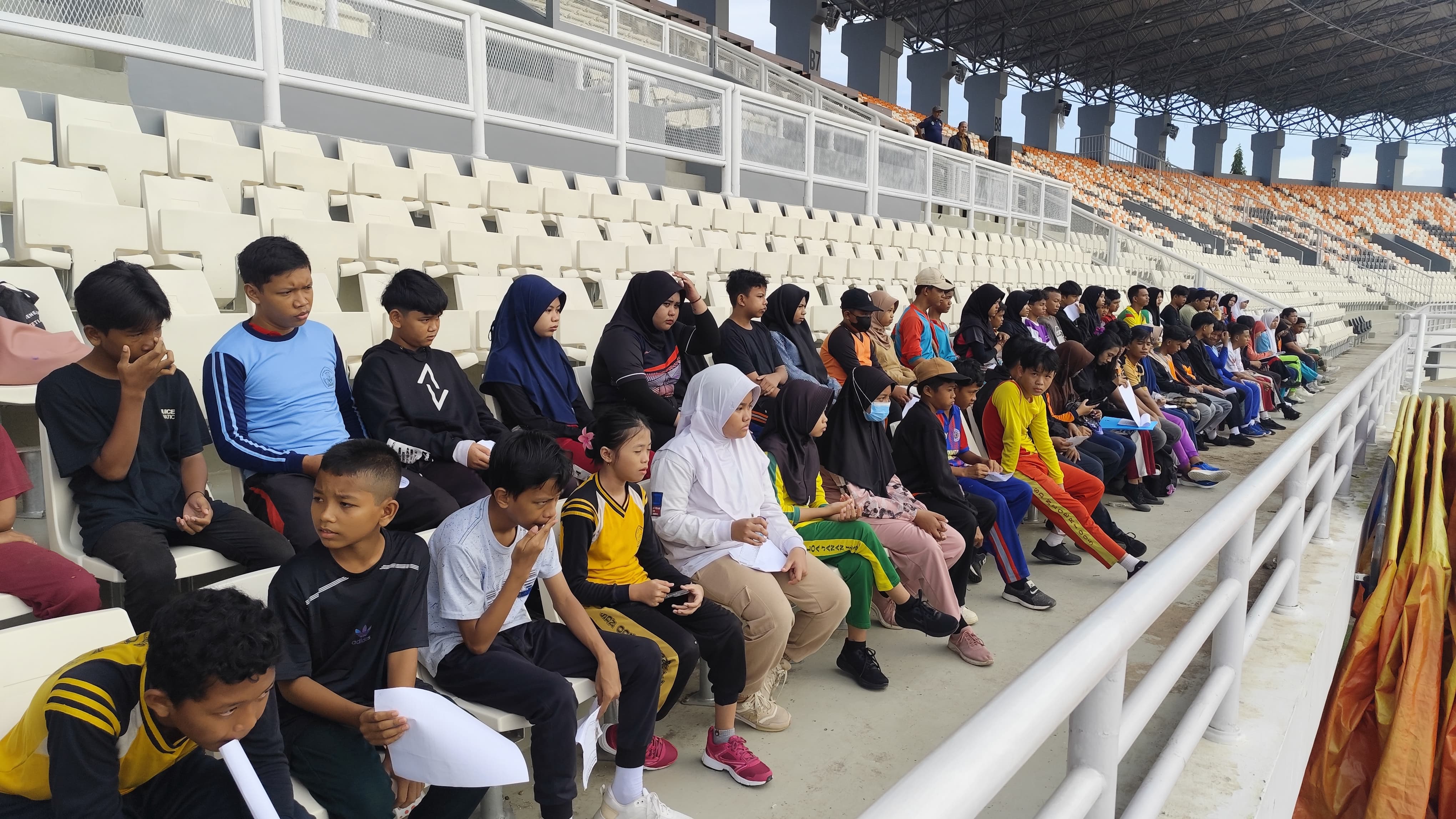 AWAL: Para siswa Sekolah Rakyat tahap pertama untuk jenjang SMP-SMA menunggu giliran untuk menjalani pemeriksaan kesehatan di Stadion Segiri Samarinda, Senin (14/7).