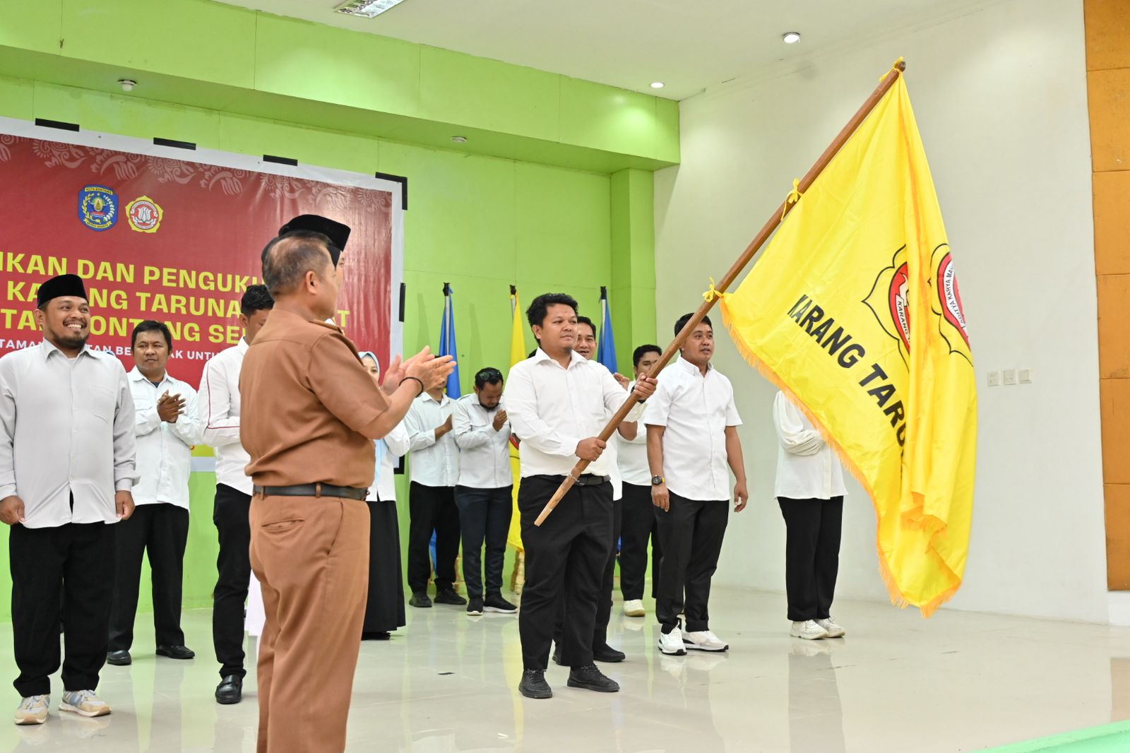 DIKUKUHKAN: Pengurus Karang Taruna Taman Selatan secara resmi telah menerima tongkat estafet dari kepengurusan sebelumnya.