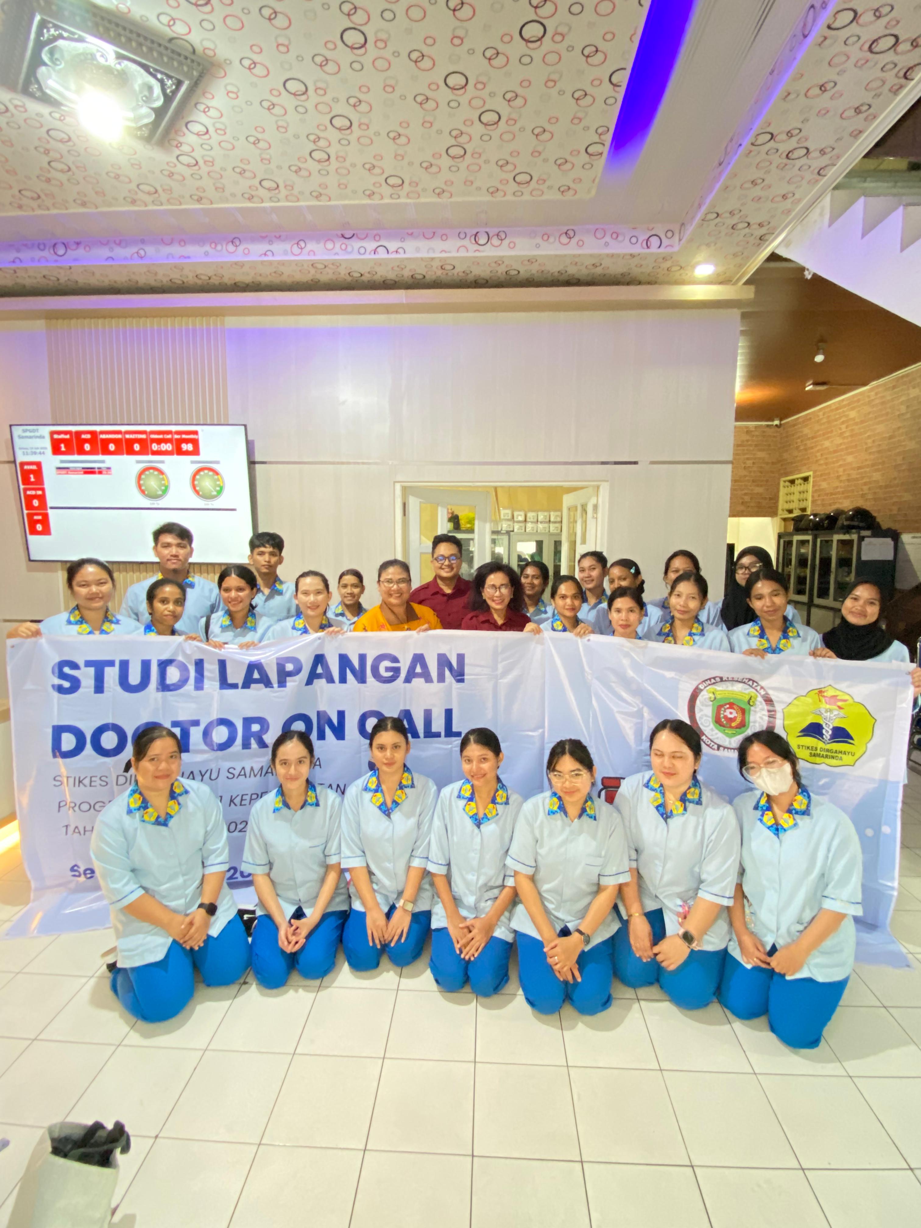 Para Mahasiswa dan Mahasiswi STIKES Dirgahayu Samarinda abadikan momen saat pelaksanaan kegiatan di Dinkes Samarinda.