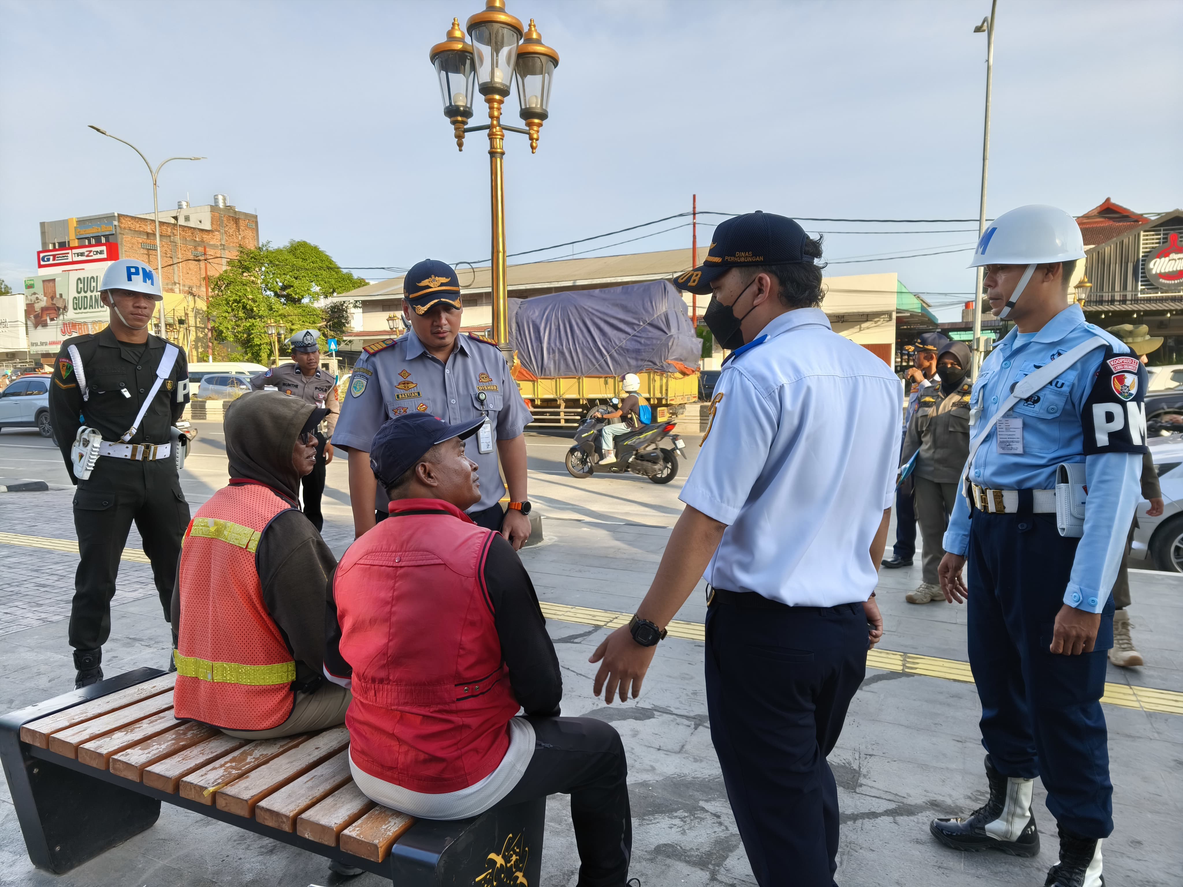 Kepala UPTD Pengelolaan Parkir, Bastian bersama tim gabungan mengamankan juru parkir yang sering ngetem di sepanjang Jalan MT Haryono.