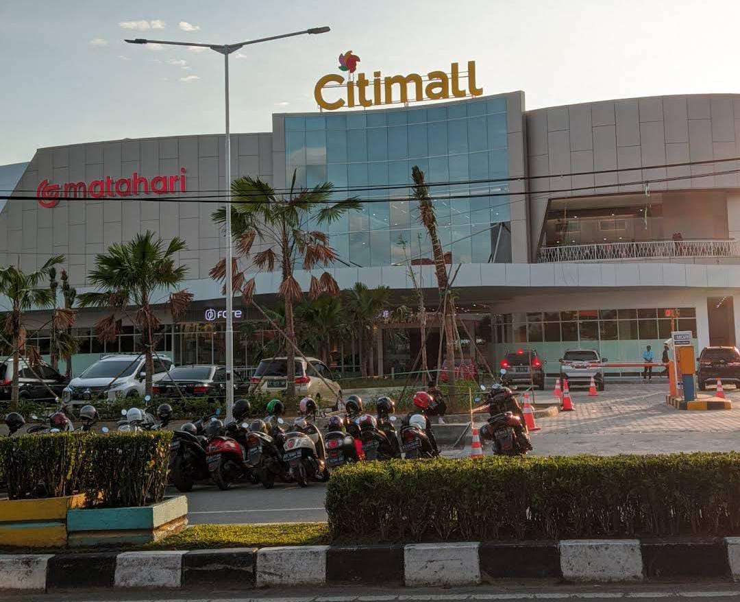 Realisasi pendapatan asli daerah dari sektor pajak parkir pada triwulan kedua ini mengalami penurunan dibandingkan tahun lalu. (FOTO ADIEL KUNDHARA/KP)