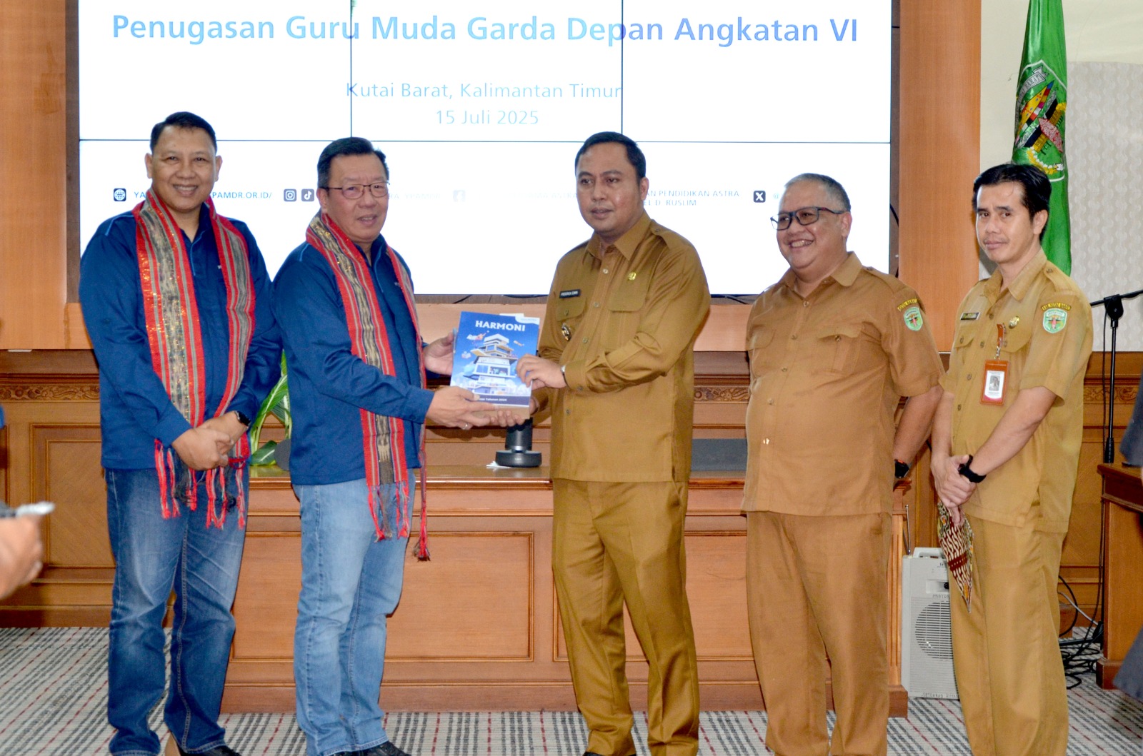 Bupati Kubar Frederick Edwin (tengah) saat menerima secara simbolis dari Ketua YPA-MDR, Gunawan Salim (kedua kiri).