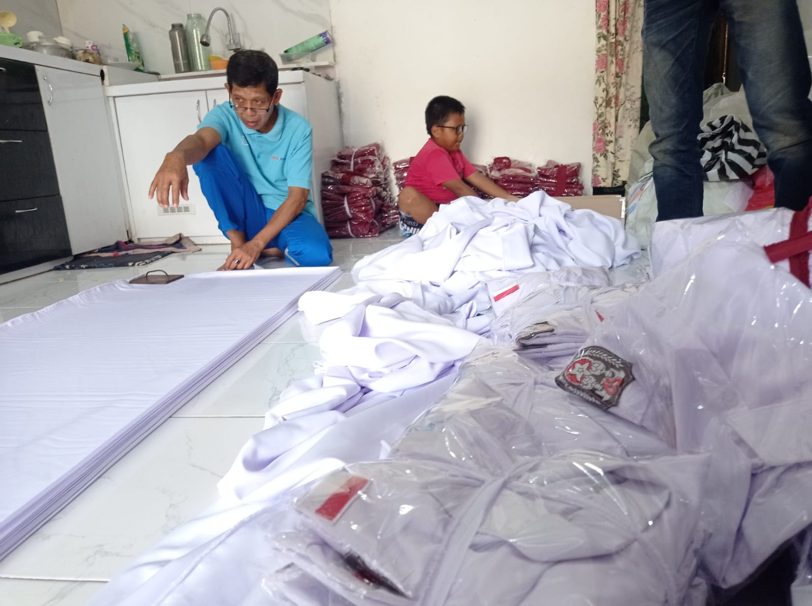 DIKEMAS: Seragam sekolah gratis untuk jenjang SD sebagian telah selesai dikerjakan oleh penjahit lokal. FOTO: ADIEL KUNDHARA/KP