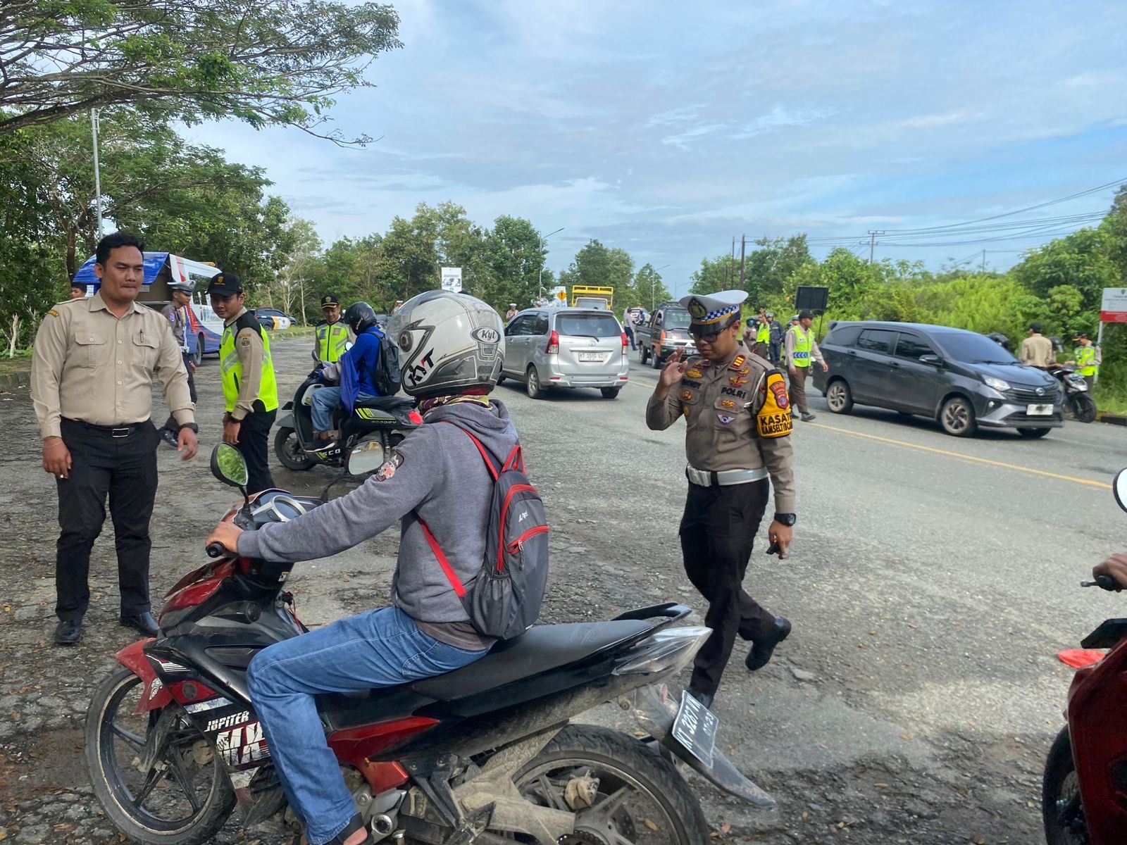 RAZIA: Personel Satlantas Polres PPU bersama Bapenda dan Dishub PPU menjaring para pengendara yang melintas di jalan poros Kilometer 11, Kelurahan Lawe-Lawe.