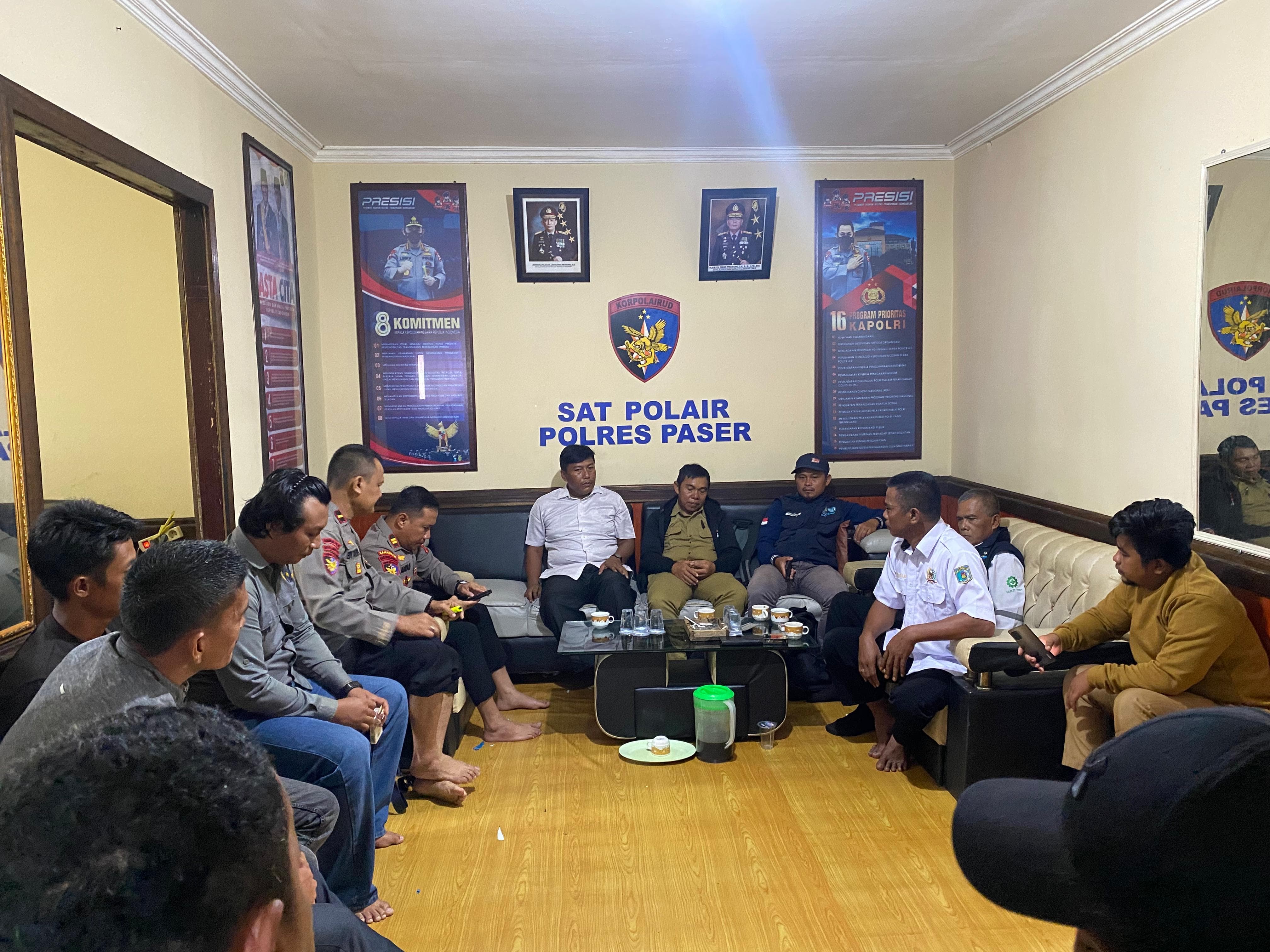 Mediasi Sat Polairud Polres Paser saat menyelesaikan konflik antar nelayan pada Selasa, 16 Juli 2025.