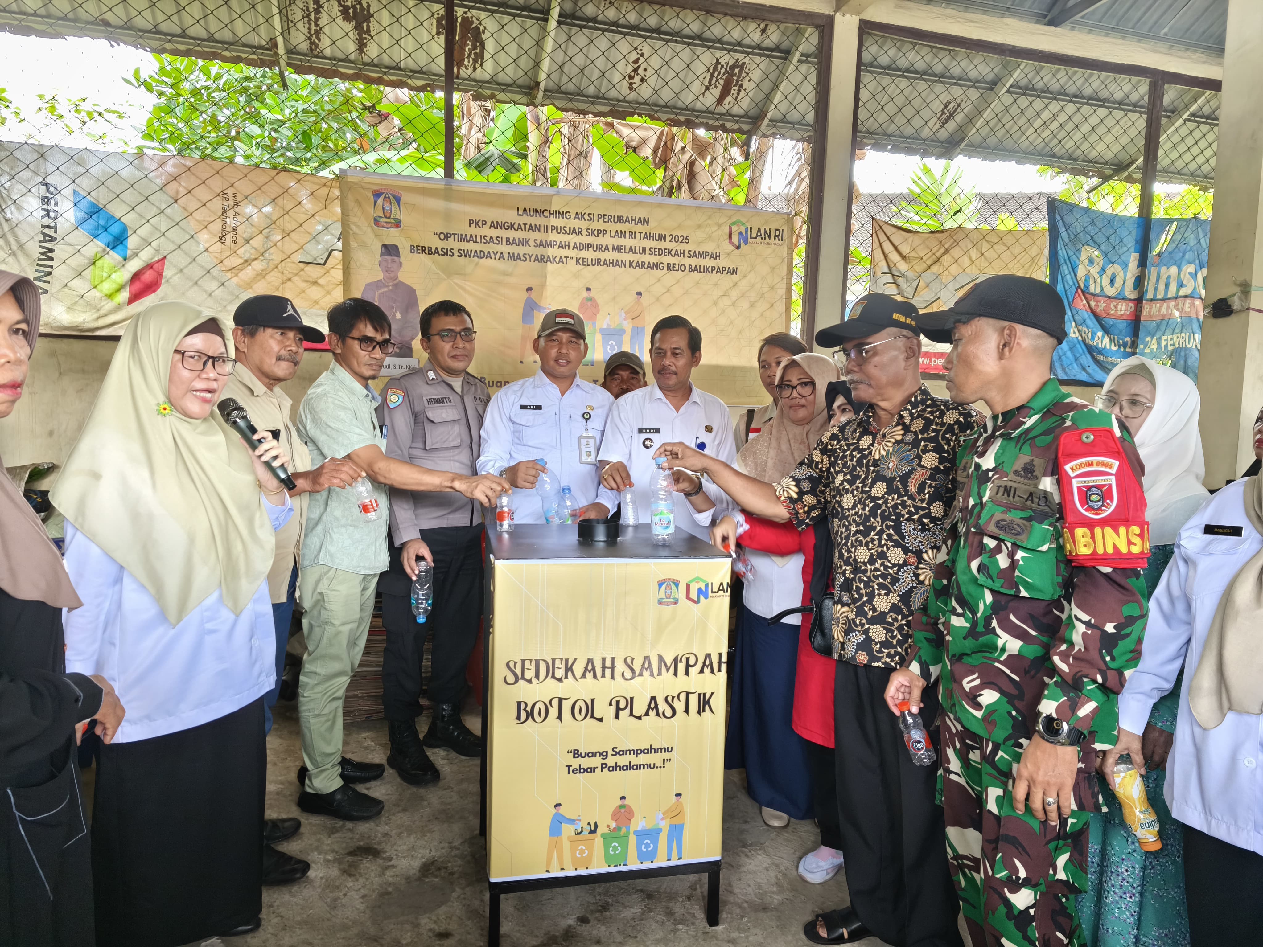 Launching inovasi Sedekah Sampah implementasi dari aksi perubahan yang digagas oleh Kepala Seksi Ketentraman, Ketertiban, dan Lingkungan Hidup Kelurahan Karang Rejo, Adi Wahyudi (tengah).&nbsp;