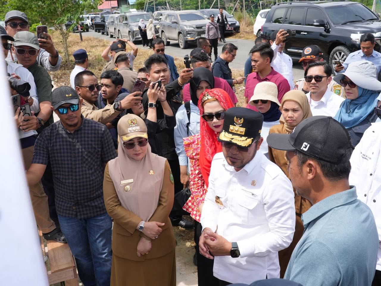 Rudy Mas&rsquo;ud saat meninjau proyek penahan abrasi di Kecamatan Biduk-Biduk, Berau, Selasa (15/7).