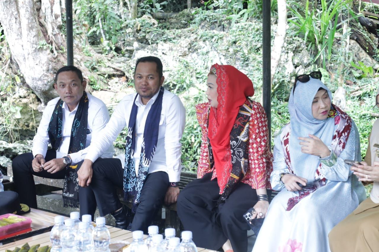 WISATA UNGGULAN: Rudy Mas&rsquo;ud dan Seno Aji saat mengunjungi Labuan Cermin di Berau, Selasa (15/7).