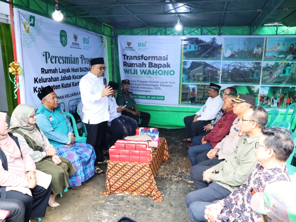 Bupati Kukar Aulia Rahman Basri meresmikan hasil renovasi rumah program Baznas Kukar dan menyerahkan bantuan di Jahab, Tenggarong.