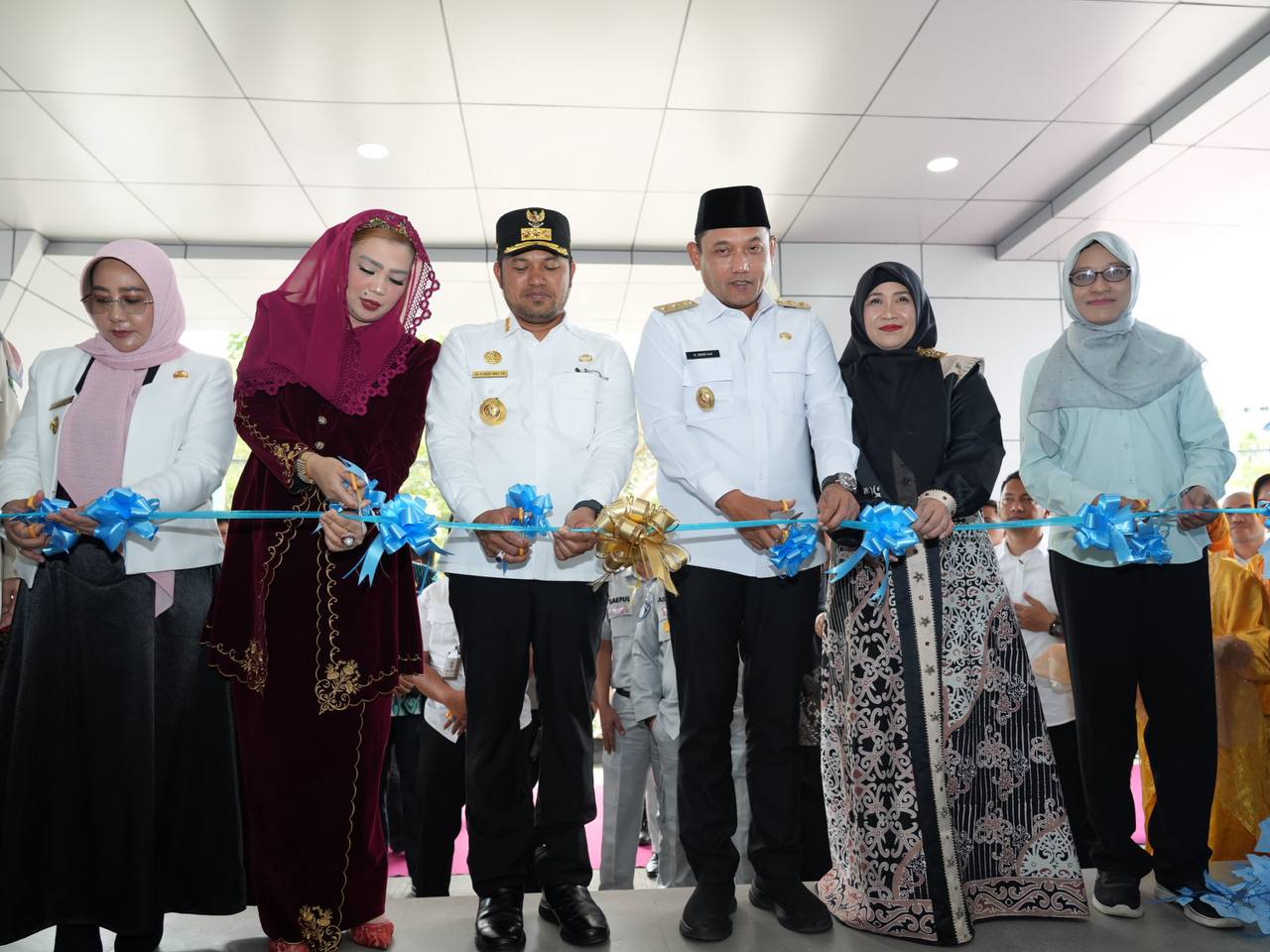 Rudy Mas&rsquo;ud dan Seno Aji meresmikan UPTD PPRD Bapenda Wilayah Berau dan Paser, Rabu (16/7). Hadir pula anggota DPR Sarifah Suraidah Harum. (FOTO RIAN/ADPIMPROV KALTIM)