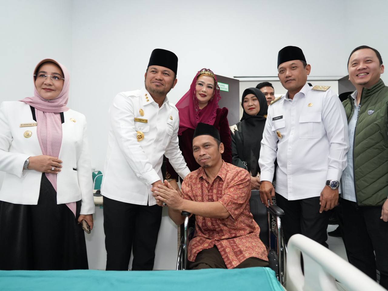 Rudy Mas&rsquo;ud dan Seno Aji saat meninjau Rumah Sehat Baznas Berau bersama Sarifah Suraidah Harum. (FOTO RIAN/ADPIMPROV KALTIM)