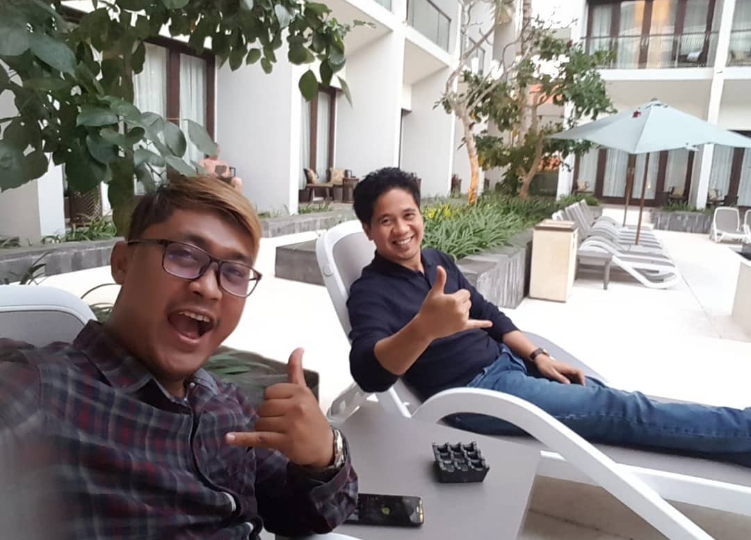 AKRAB: Jurnalis Kaltim Post Nugroho Pandu Cahyo bersama Yaser Arafat di Bali pada 2018 lalu.&nbsp;