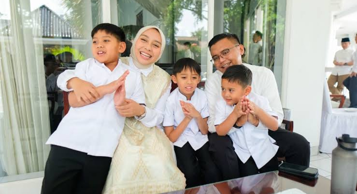 Maula Akbar dan Luthfianisa Putri Karlina bersama ketiga anak Putri Karlina dari pernikahan sebelumnya. (FOTO: IST)