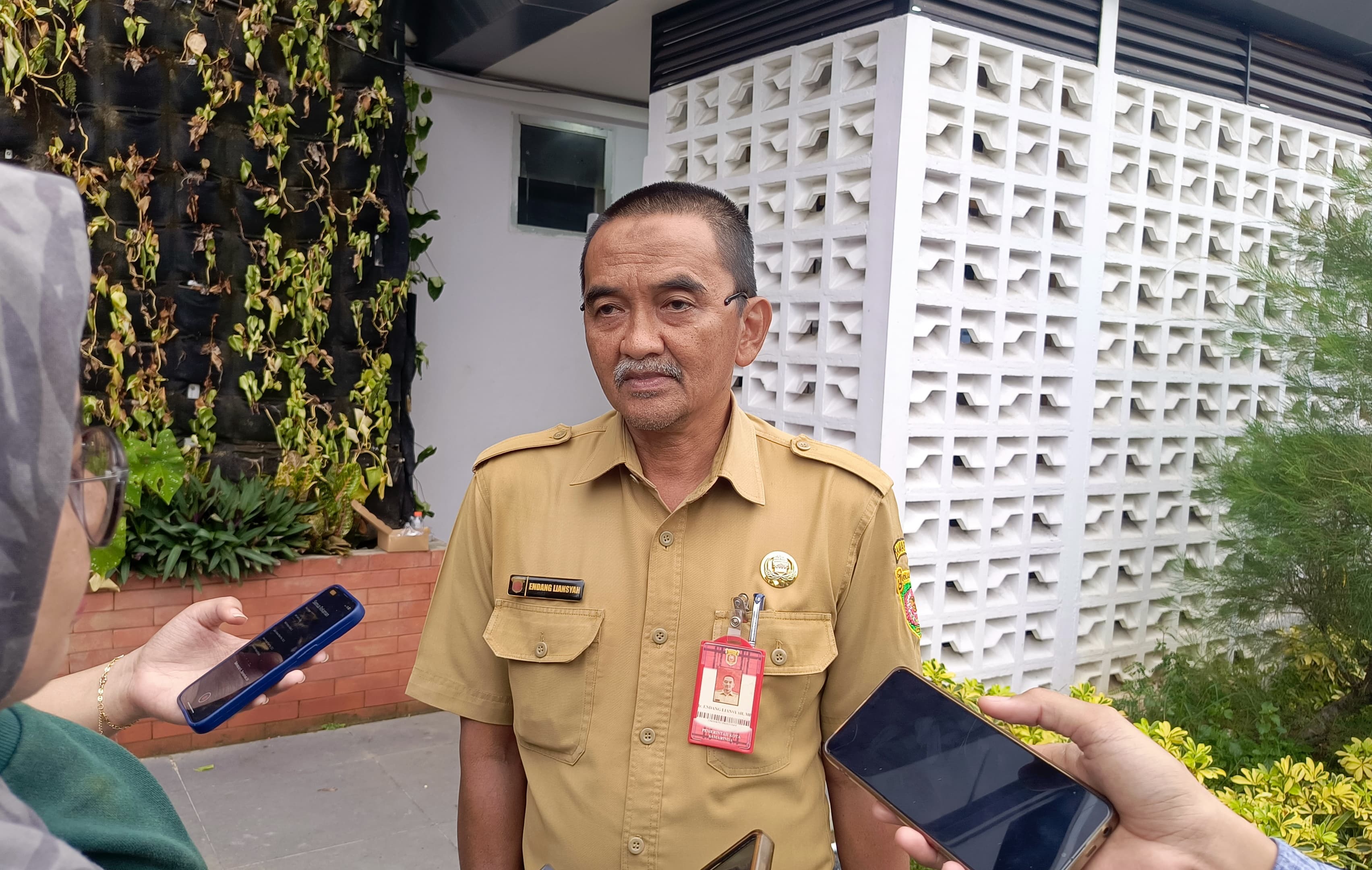 SANKSI: Kepala Dinas Kota Samarinda Endang Liansyah menyerukan penerapan sanksi sosial bagi warga yang membuang sampah di luar jam yang ditentukan.