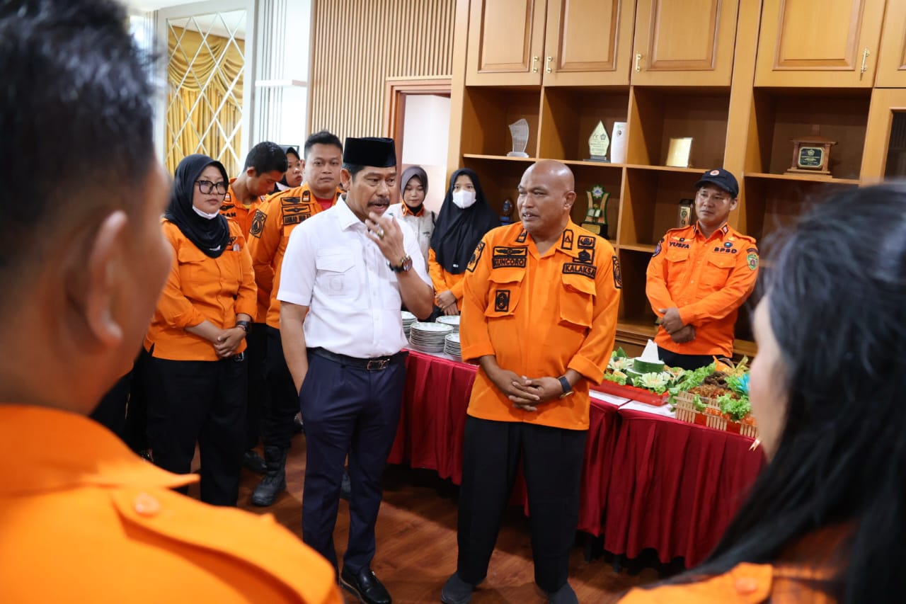 PERTEMUAN: Wabup PPU Abdul Waris Muin bersama jajaran BPBD PPU dalam pertemuan di ruang kerjanya, Rabu (16/7).