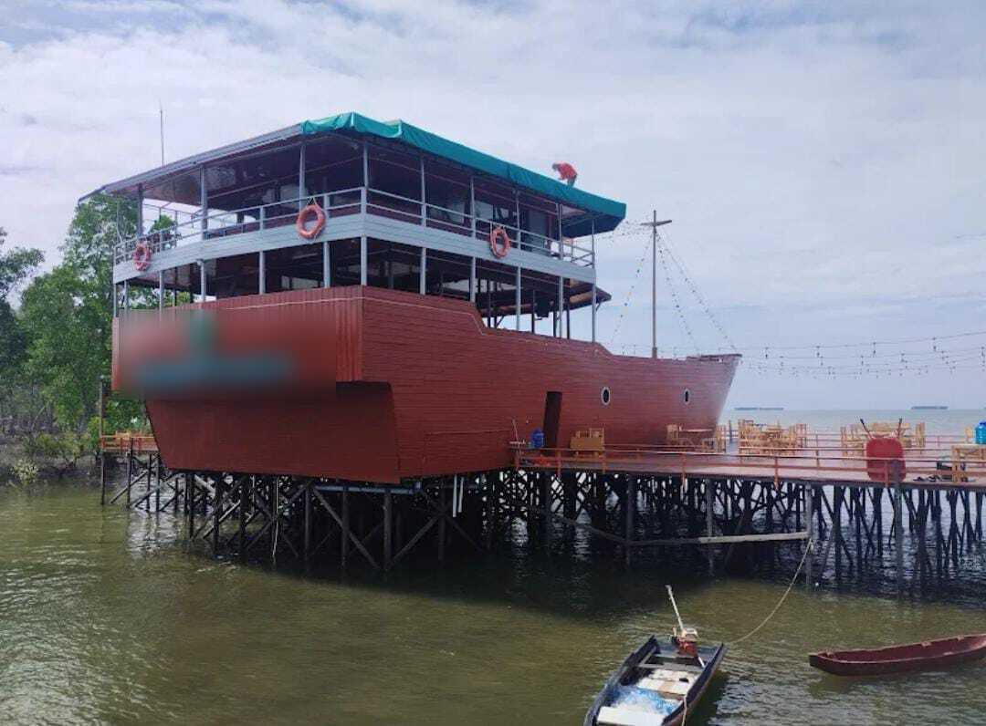 DIDUGA MILIK PEJABAT: Kafe berbentuk kapal di Pantai Teluk Lingga, Sangatta Utara yang diduga milik pejabat dibangun di atas kawasan mangrove.