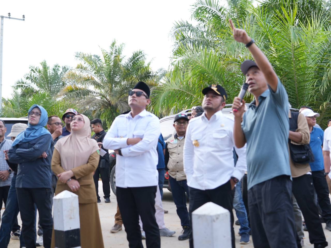 Rudy Mas&rsquo;ud dan Seno Aji meninjau proyek Jembatan Sungai Nibung di Kutim yang belum juga rampung. (FOTO RIAN/ADPIMPROV KALTIM)