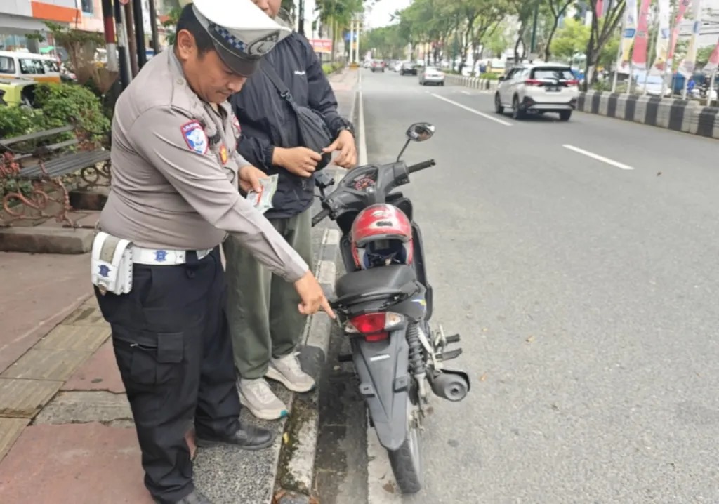 DITILANG: Pengendara motor tanpa plat kendaraan terjaring saat anggota melakukan patroli dalam rangka Operasi Patuh Mahakam 2025.