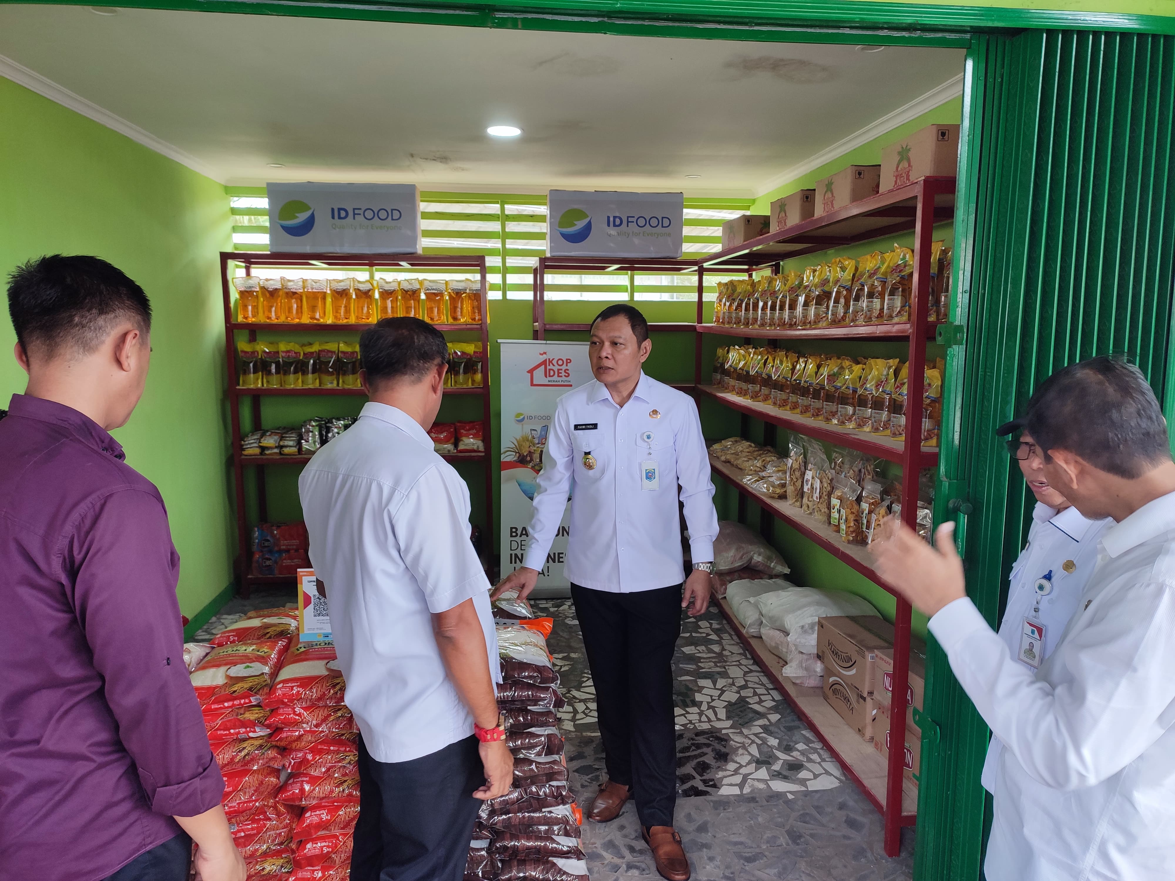 Fahmi Fadli saat melihat kantor dan tempat usaha Koperasi Merah Putih Desa Pasir Belengkong, Rabu (16/7). (FOTO NAJIB/KP)