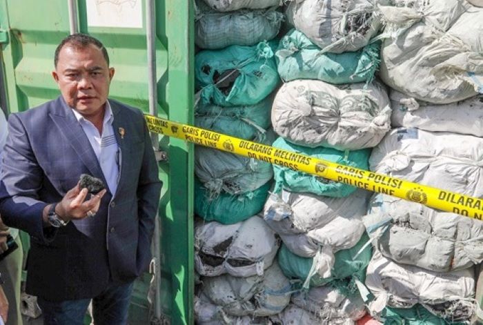 BARANG BUKTI: Brigjen Pol Nunung Syaifuddin menunjukkan barang bukti peti kemas berisi batu bara ilegal yang dikirim dari Balikpapan di Depo Kontainer PT Pelabuhan Indonesia Persero, Surabaya.