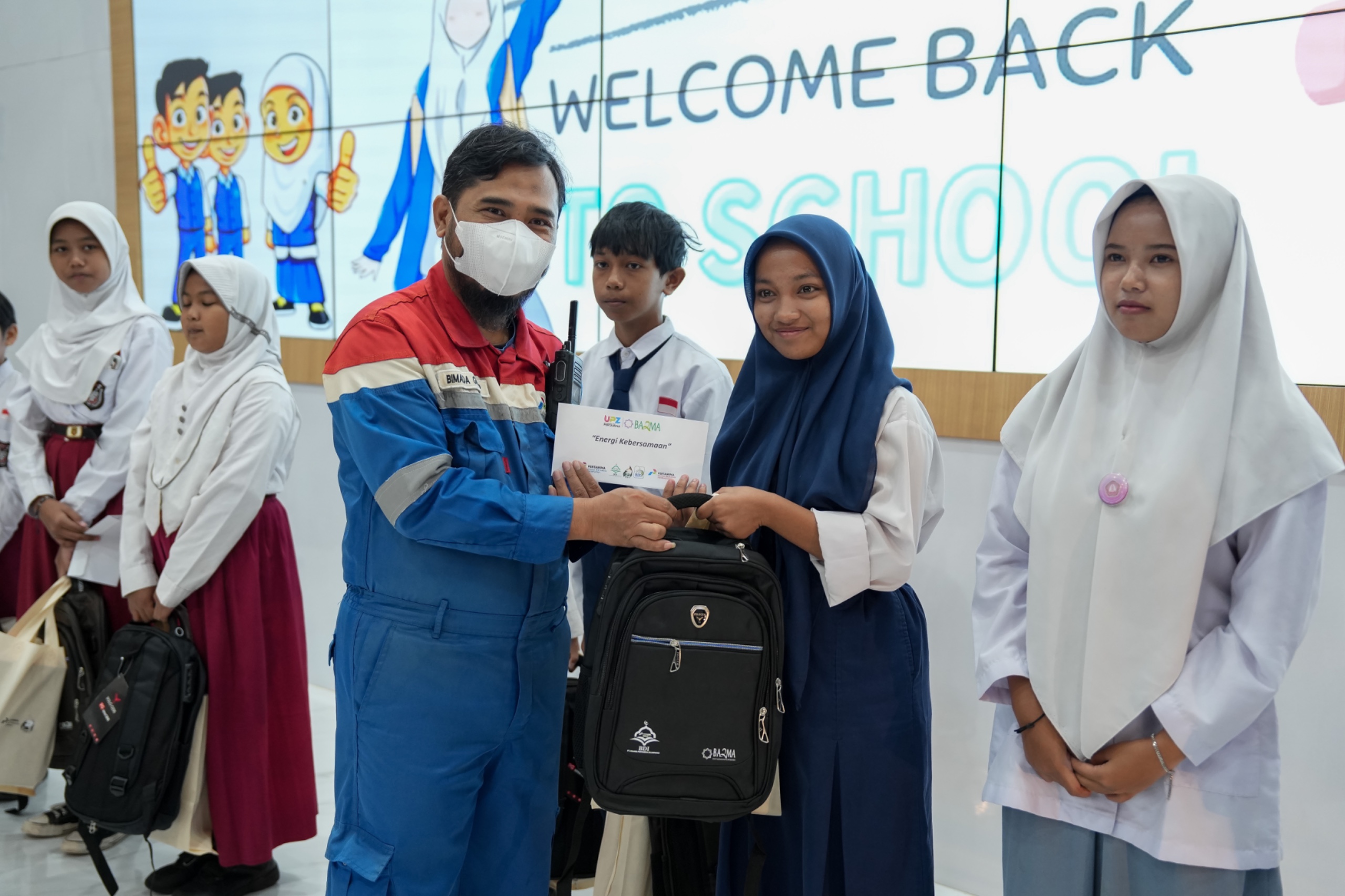BERBAGI: Paket perlengkapan sekolah dibagikan kepada 225 siswa kurang mampu di Kota Balikpapan. Program tahunan ini diselenggarakan pada Kamis (10/7), di Gedung Bioskop Banua Patra Pertamina Balikpapa