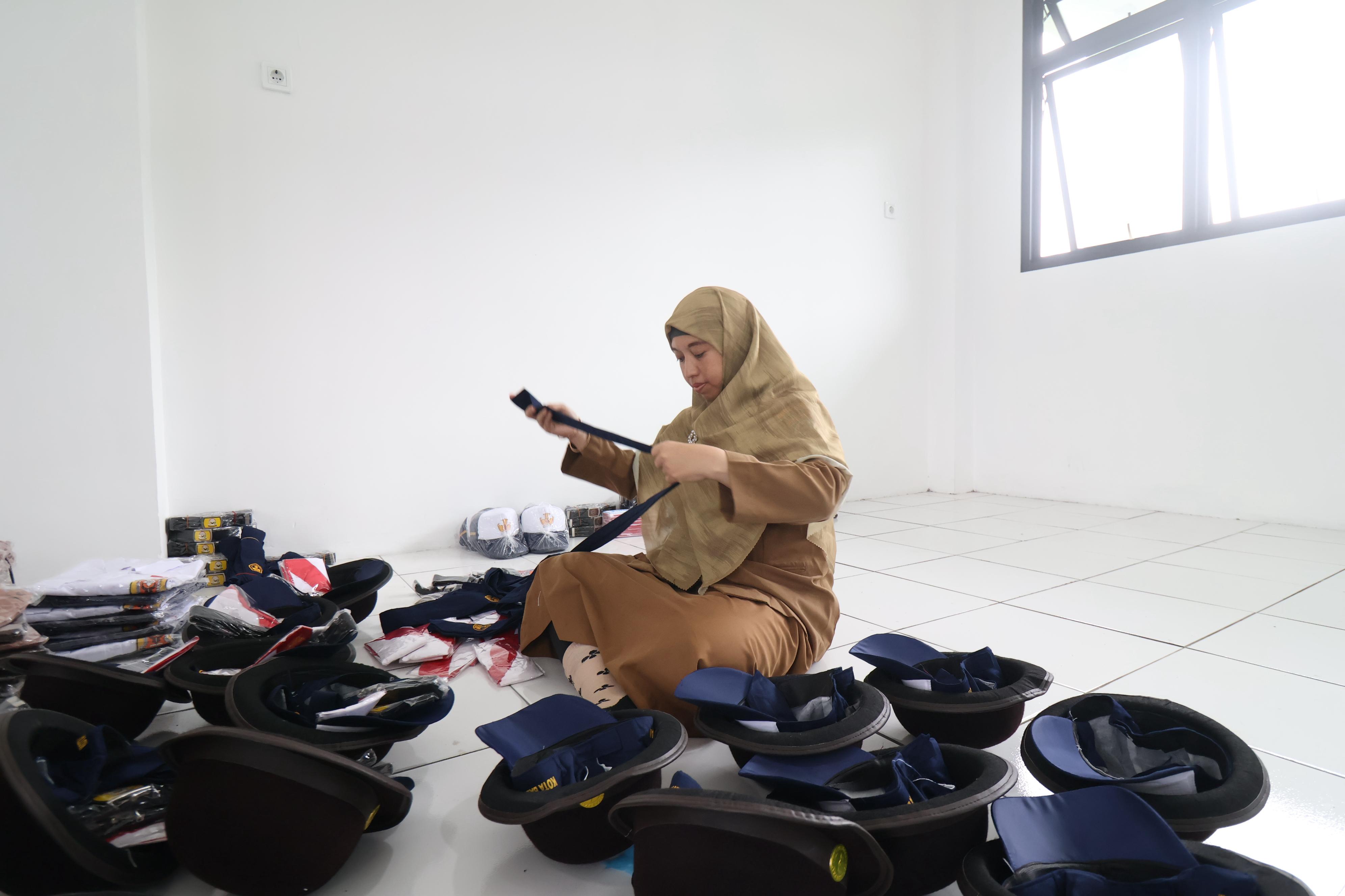 MEMILAH SEBELUM DIBAGI: Distribusi bantuan seragam gratis Tahun Ajaran 2025/2026 sudah mulai berjalan ke sekolah-sekolah di Balikpapan.