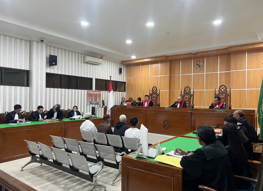 PERDANA: Empat terdakwa dalam kasus korupsi penyertaan modal di PT Bara Kaltim Sejahtera menjalani sidang dakwaan di Pengadilan Tipikor Samarinda, Kamis (17/7/2025).