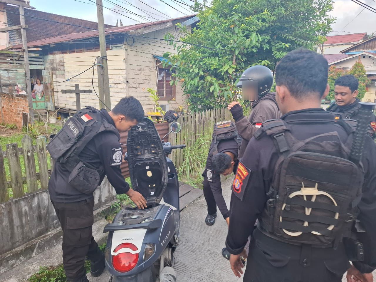 DIGELEDAH: Petugas Samapta Polresta Balikpapan melakukan penggeledahan badan dan motor pelaku.