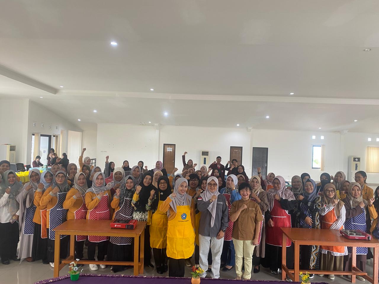 Ibu-ibu PKK dan kader Posyandu Kelurahan Gunung Samarinda Baru, antusias mengikuti pelatihan tata boga.
