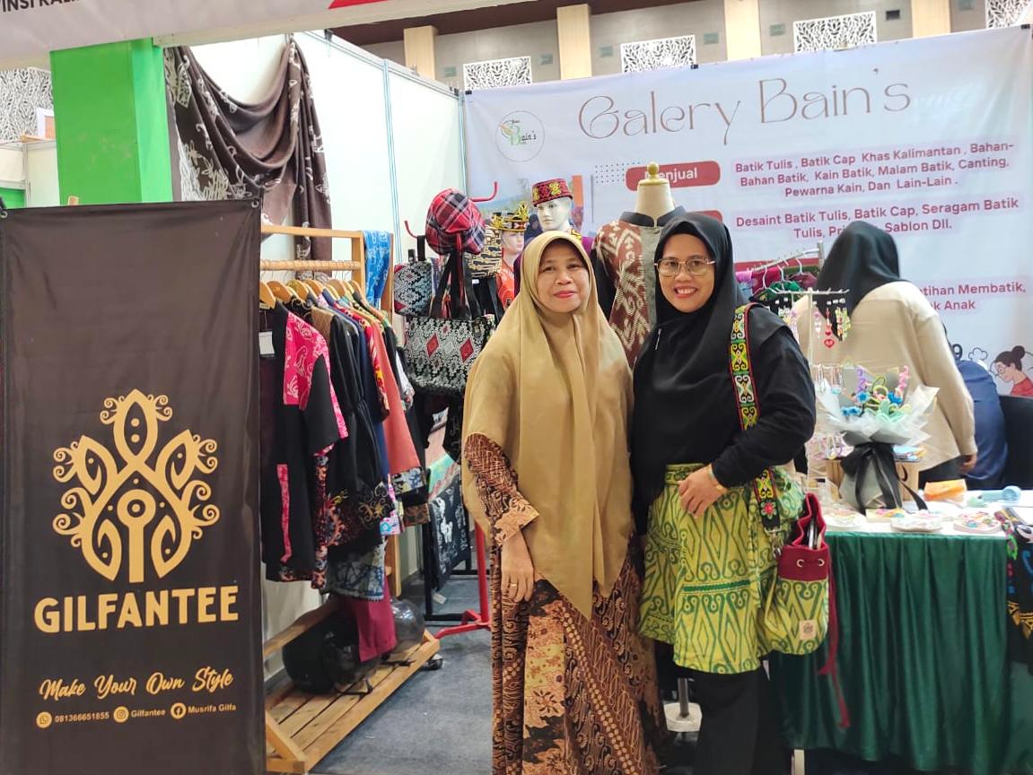 AKTIF: Mengenalkan produk lewat berbagai ajang pameran. Musrifah juga fokus menggunakan wastra lokal.