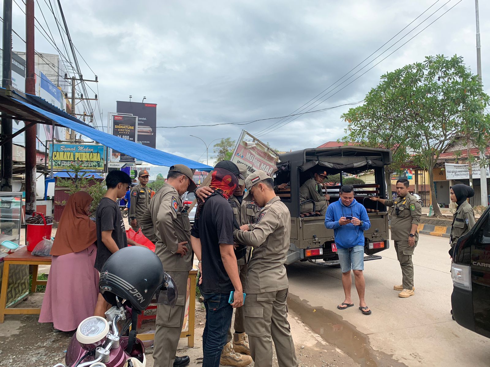 Satpol PP Kutim menertibkan gepeng, anjal, badut dan pengamen jalanan di Sangatta, Kutim, Kamis (17/7).
