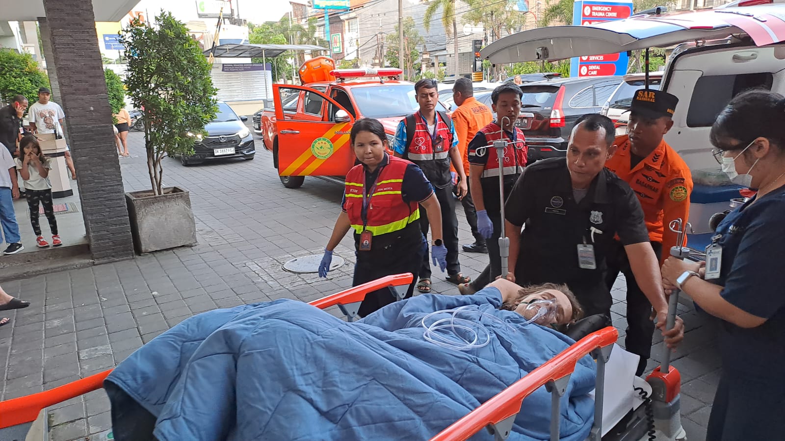 WNA asal Belanda, Sarah Tamar Van Hulten dievakuasi ke Bali untuk mendapatkan perawatan setelah mengalami kecelakaan saat mendaki Gunung Rinjani pada Kamis siang (17/7).