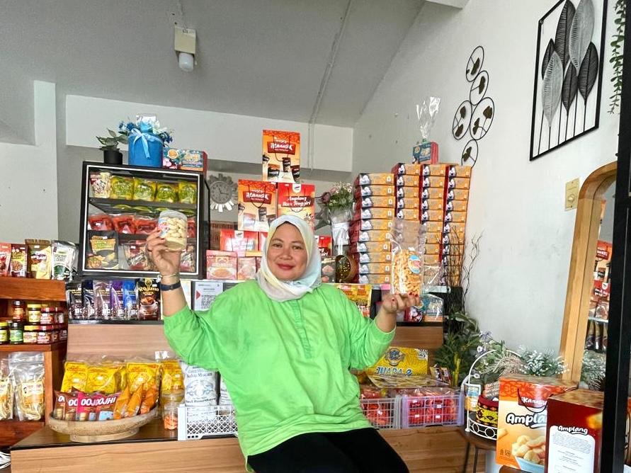PERLAHAN: Merintis usaha sejak masih belia, Tuti mulai membuka diri tahun ini. Lebarkan saya usaha dan melirik pasar ekspor.