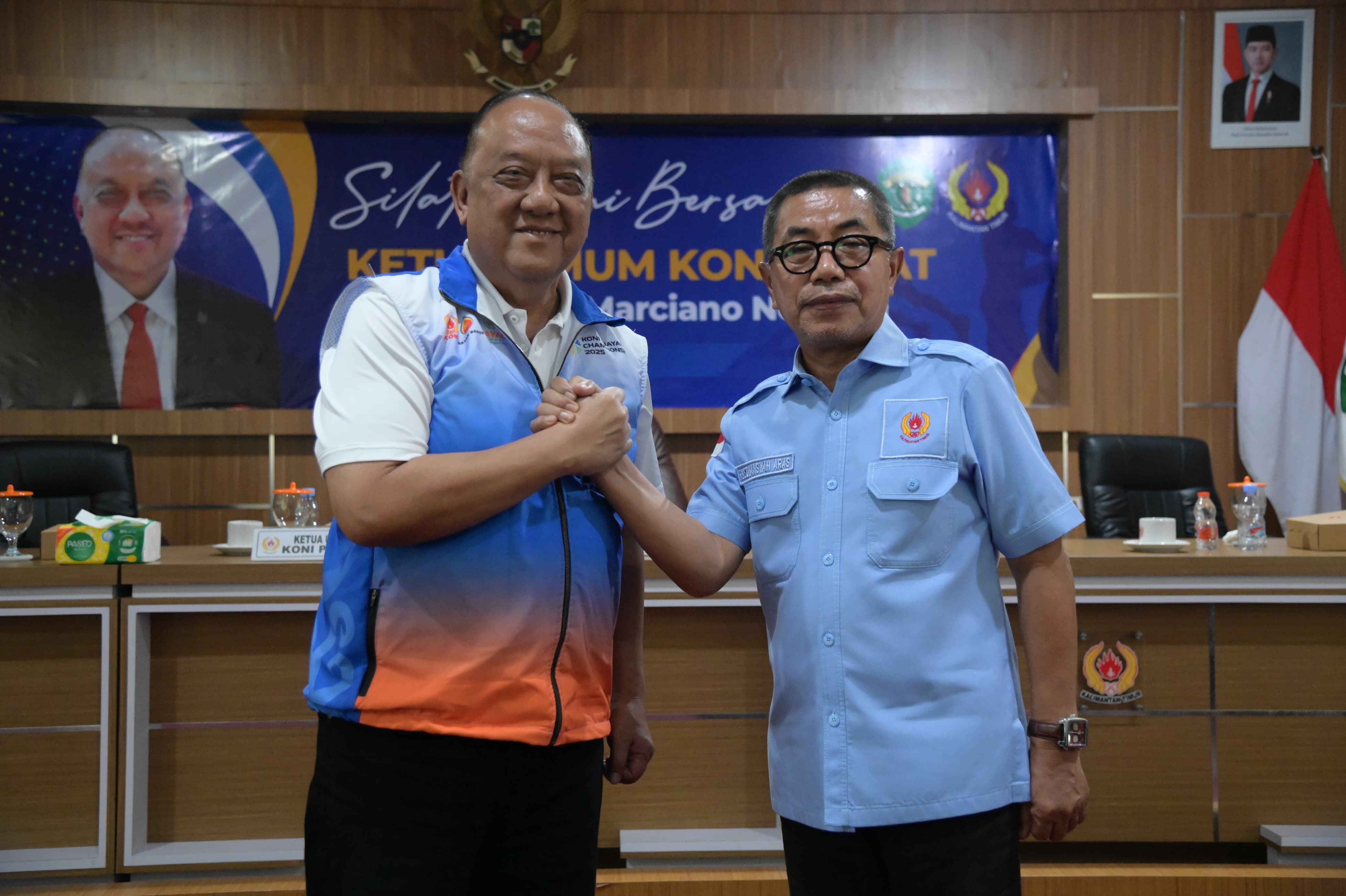 Marciano Norman (kiri) dan Rusdiansyah Aras dalam sebuah kesempatan di KONI Kaltim, 1 Juli lalu. 