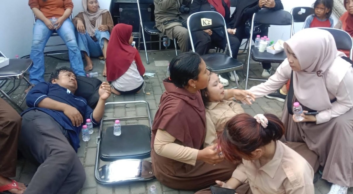 Sejumlah warga dievakuasi usai mengalami sesak napas akibat berdesakan saat menghadiri pesta rakyat pernikahan anak Gubernur Jawa Barat Dedi Mulyadi dan Wakil Bupati Garut Putri Karlina. (Foto: Okez)