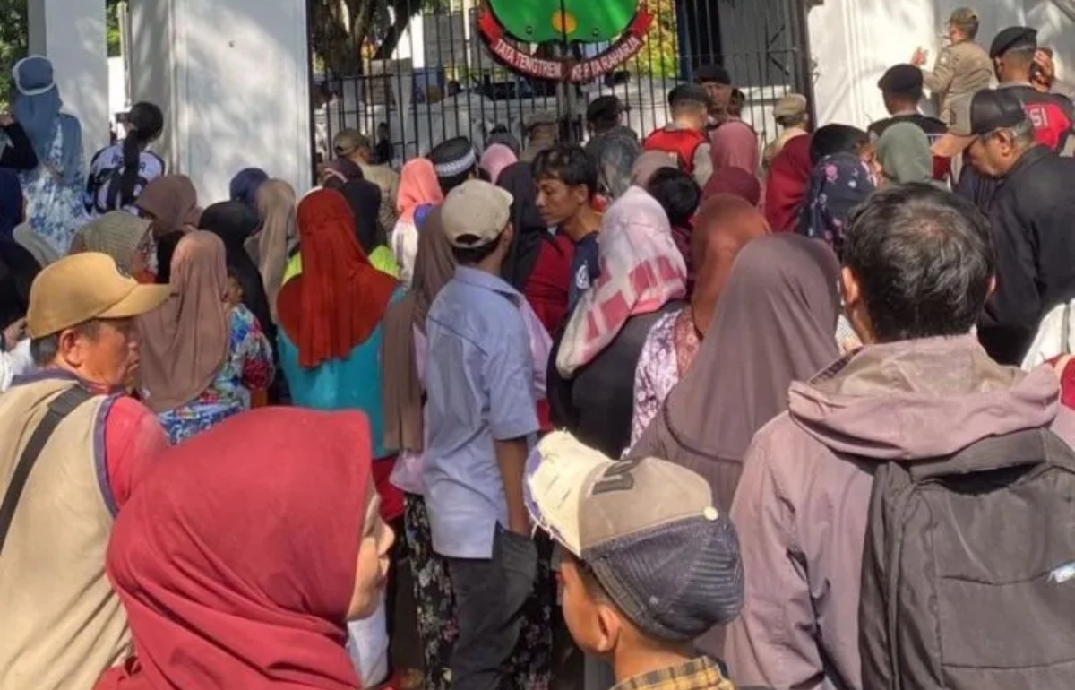 Warga memadati area pintu masuk Pendopo Kabupaten Garut saat acara pesta rakyat pernikahan anak Gubernur Jawa Barat Dedi Mulyadi dan Wakil Bupati Garut, Jumat (18/7/2025). (Foto: Antara)