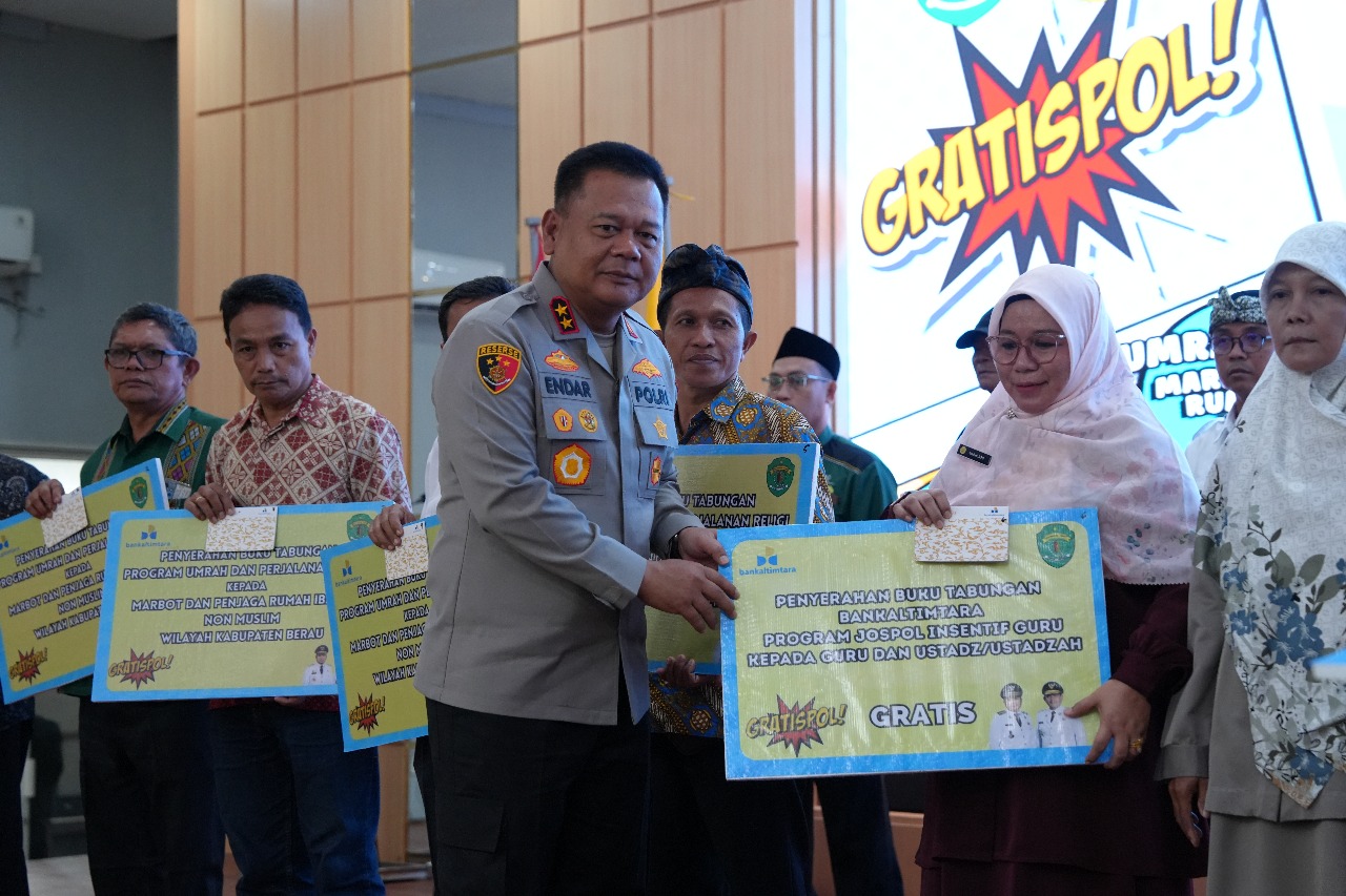 SALURKAN BANTUAN: Kapolda Kaltim Irjen Pol Endar Priantoro menyalurkan bantuan intensif guru, ustaz dan ustazah secara simbolis di Berau.