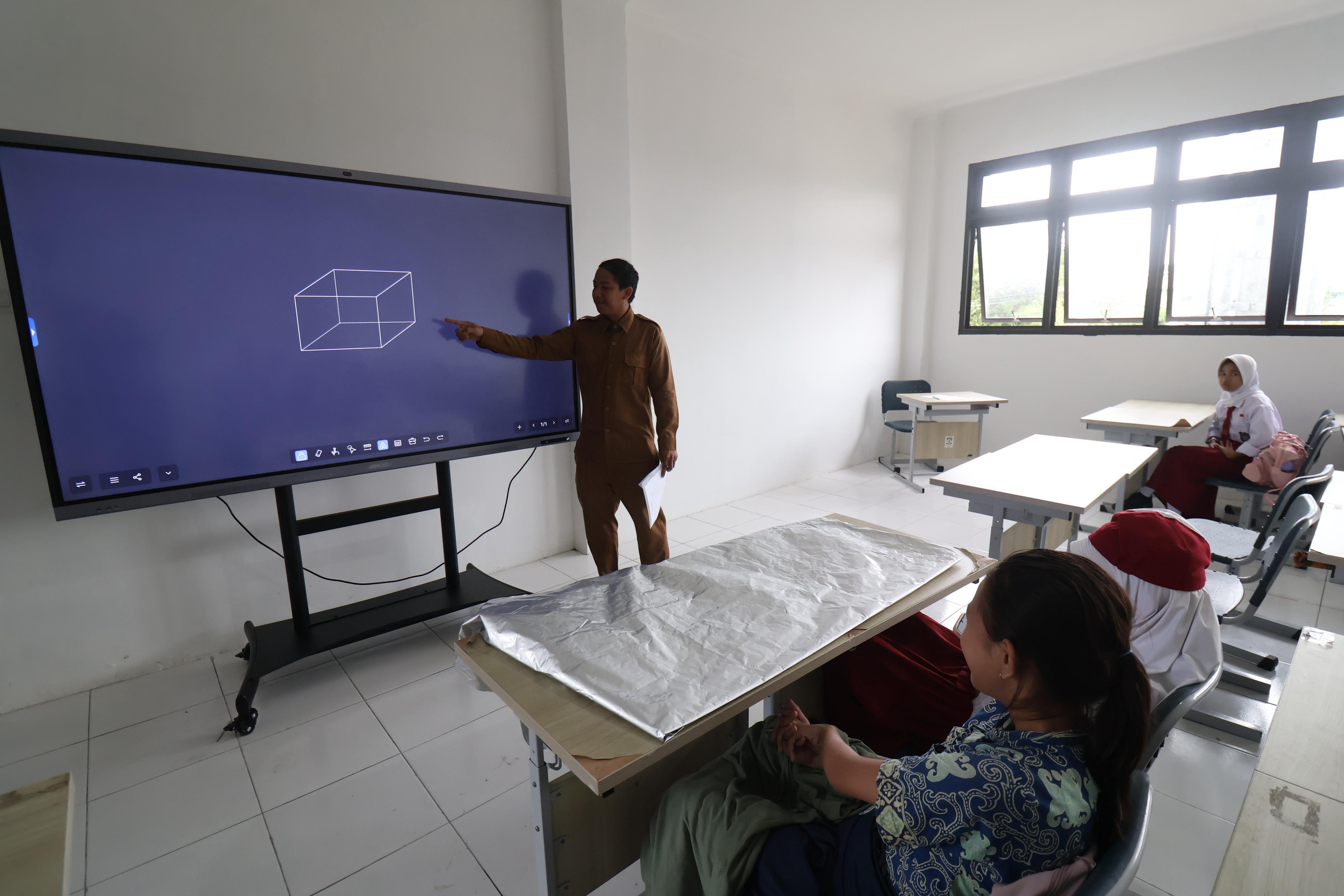 FASILITAS: Fasilitas Smartboard di SMP 27 Balikpapan untuk memudahkan kegiatan belajar mengajar. Siswa bisa lebih interaktif dan tertarik.