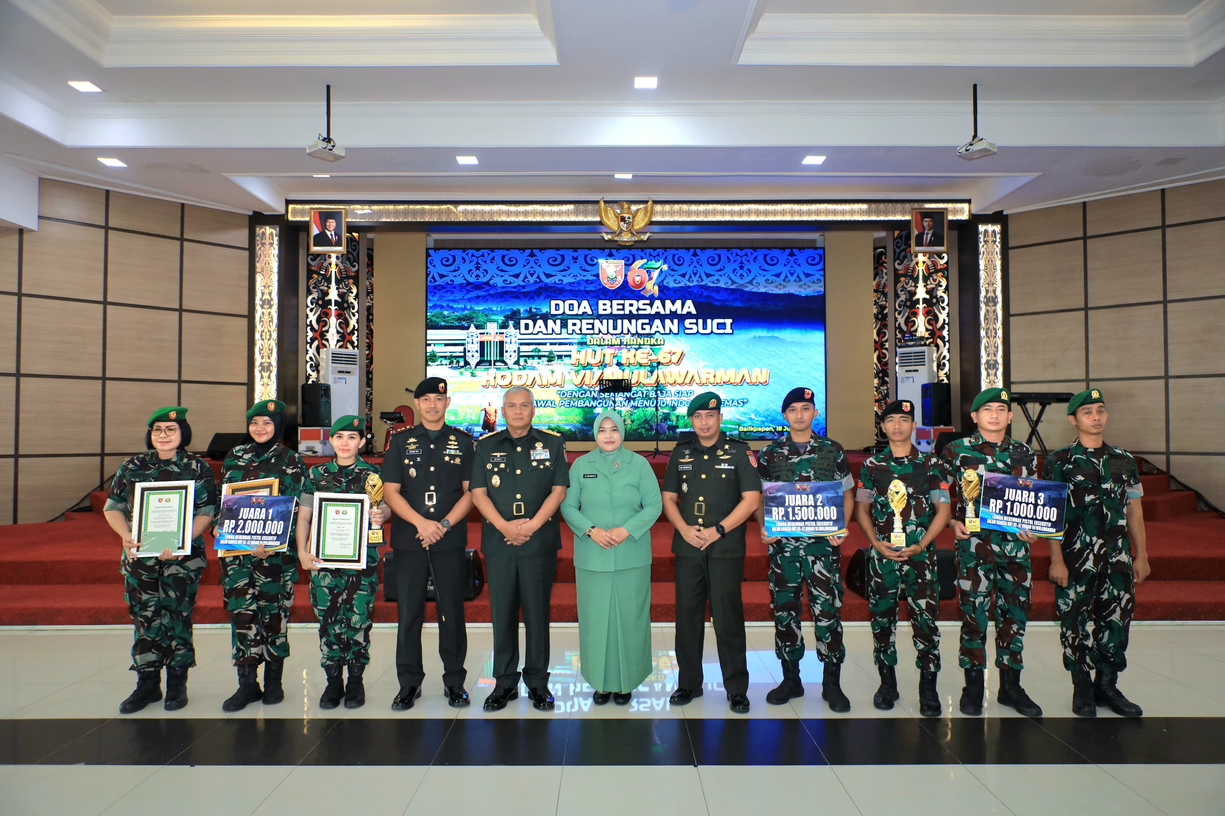 PENGHORMATAN: Mayjen Rudy Rachmat Nugraha memimpin Doa Bersama dan Renungan Suci di Aula Makodam VI/Mulawarman, Balikpapan, Jumat (18/7).