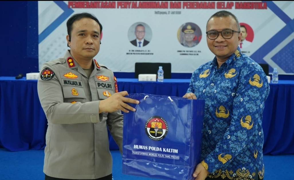Kasubbid Penmas Bidhumas Polda Kaltim, AKBP Musliadi Mustafa menyerahkan cinderamata kepada Direktur Poltekba Dr. Emil Azmanajaya (kanan).