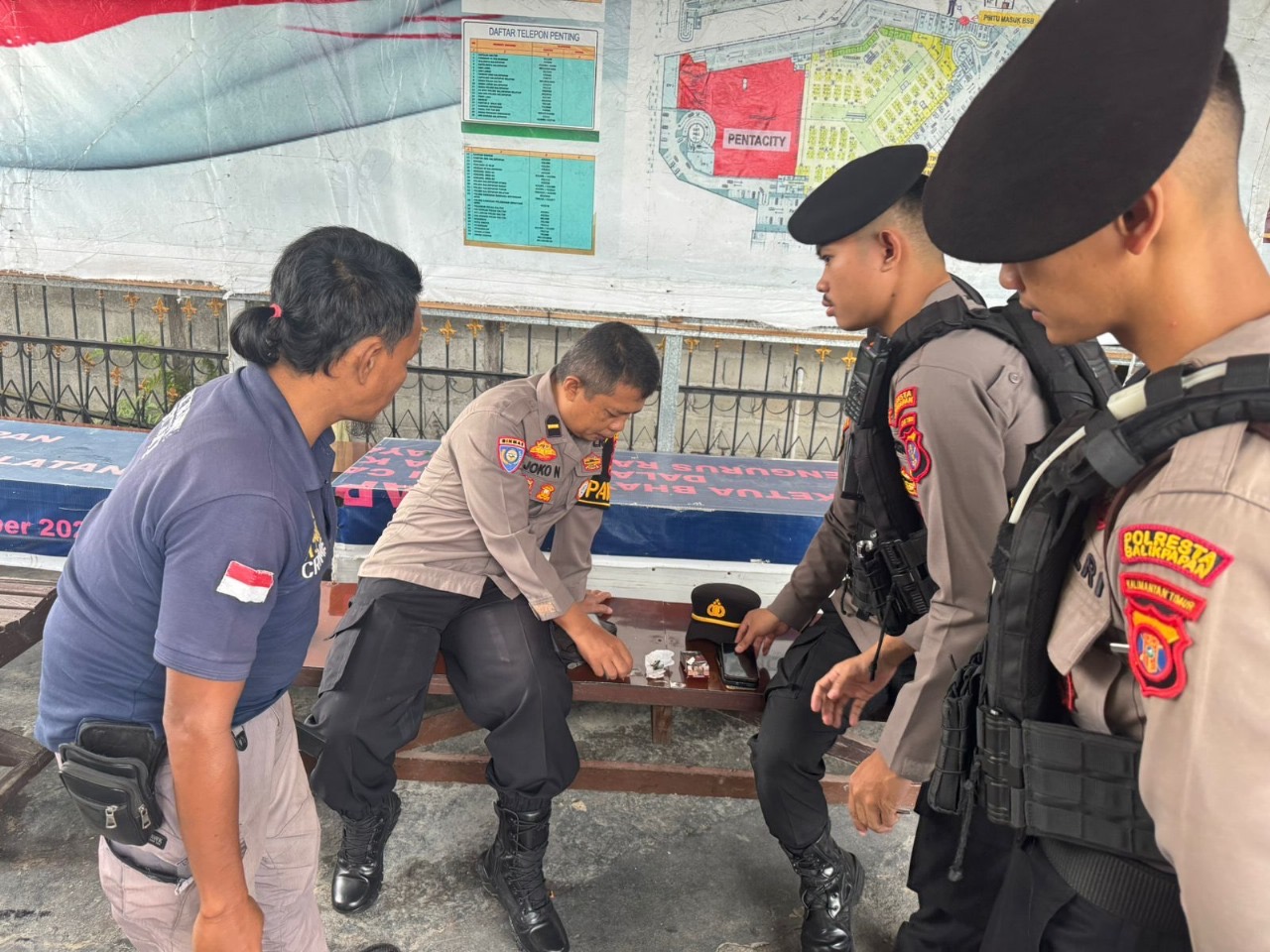 Petugas mendapati  tembakau sintetis saat melakukan patroli di Gunung Bahagia, Balikpapan.